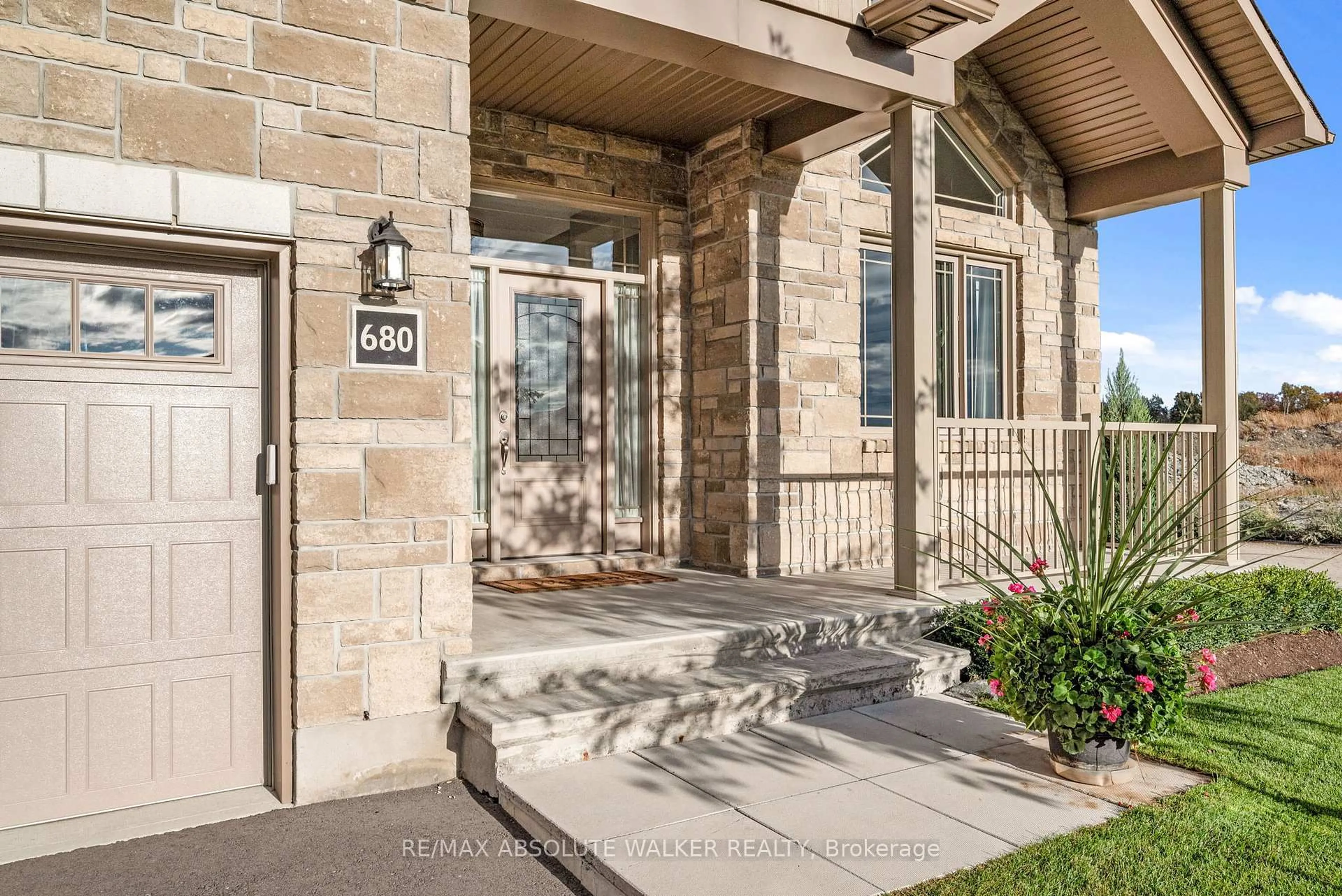 Indoor entryway for 680 COBALT St, Clarence-Rockland Ontario K4K 0L8