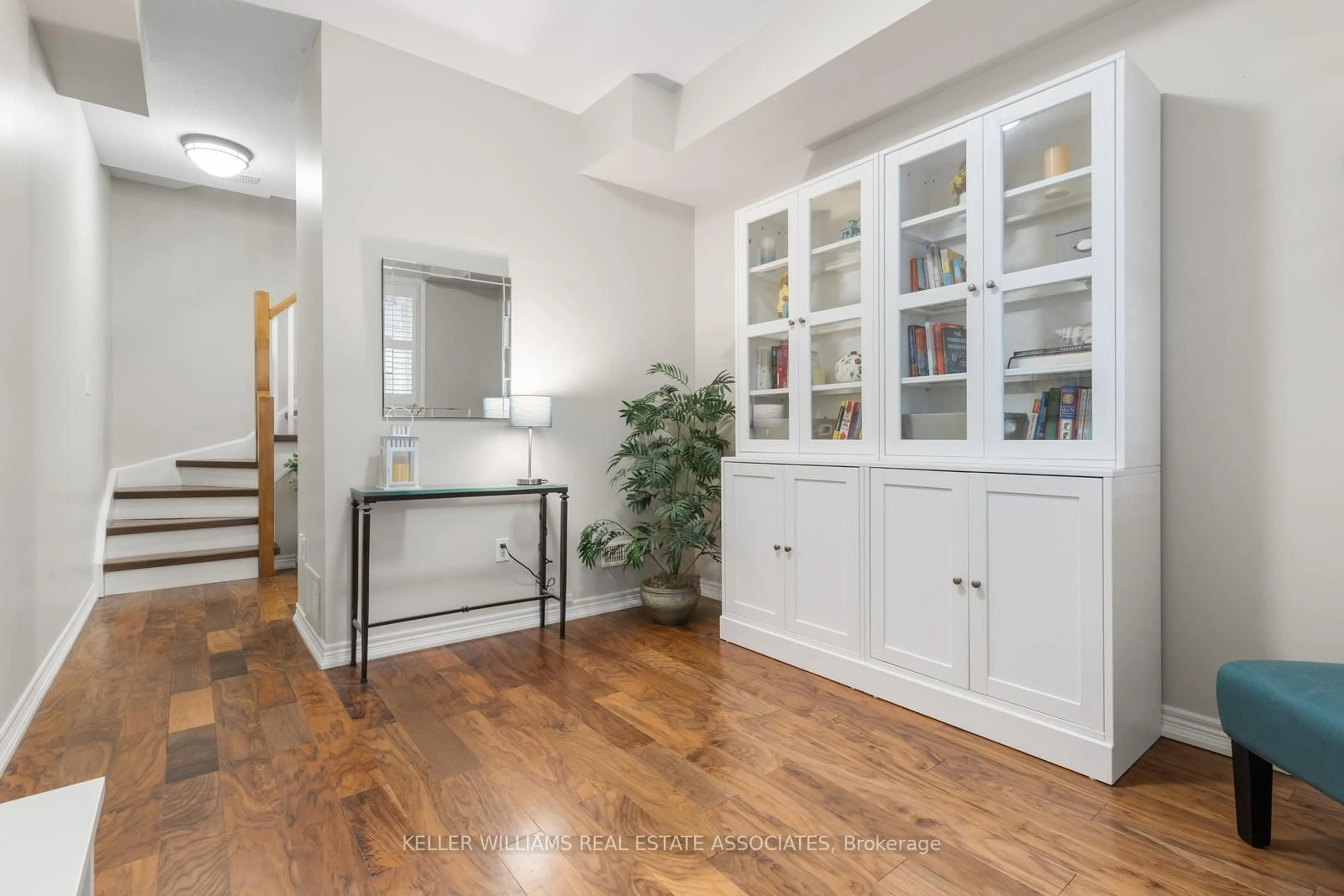 Indoor entryway for 337 Beach Blvd #37, Hamilton Ontario L8H 6W4