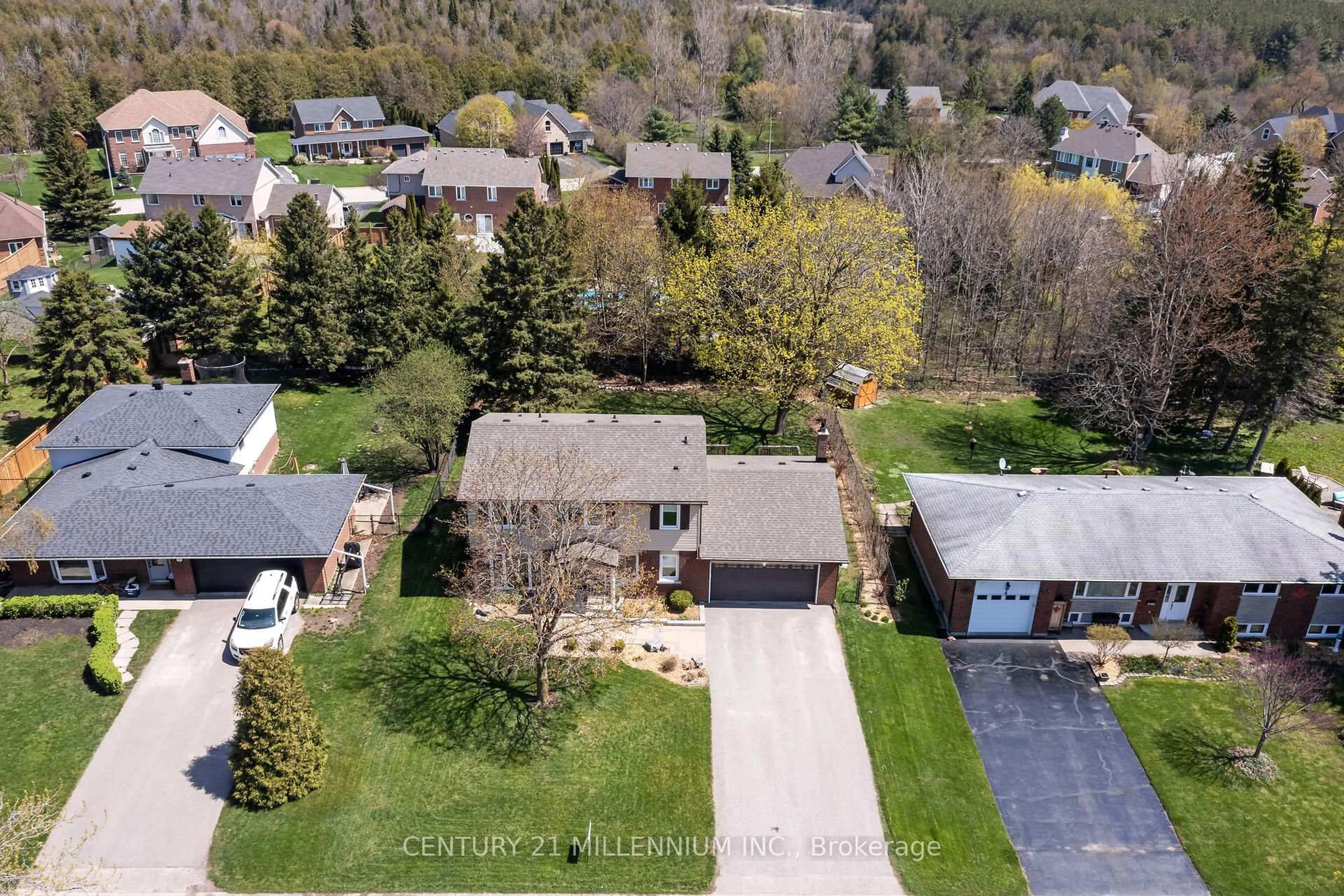 A pic from outside/outdoor area/front of a property/back of a property/a pic from drone, street for 92 Waterford Dr, Erin Ontario N0B 1T0
