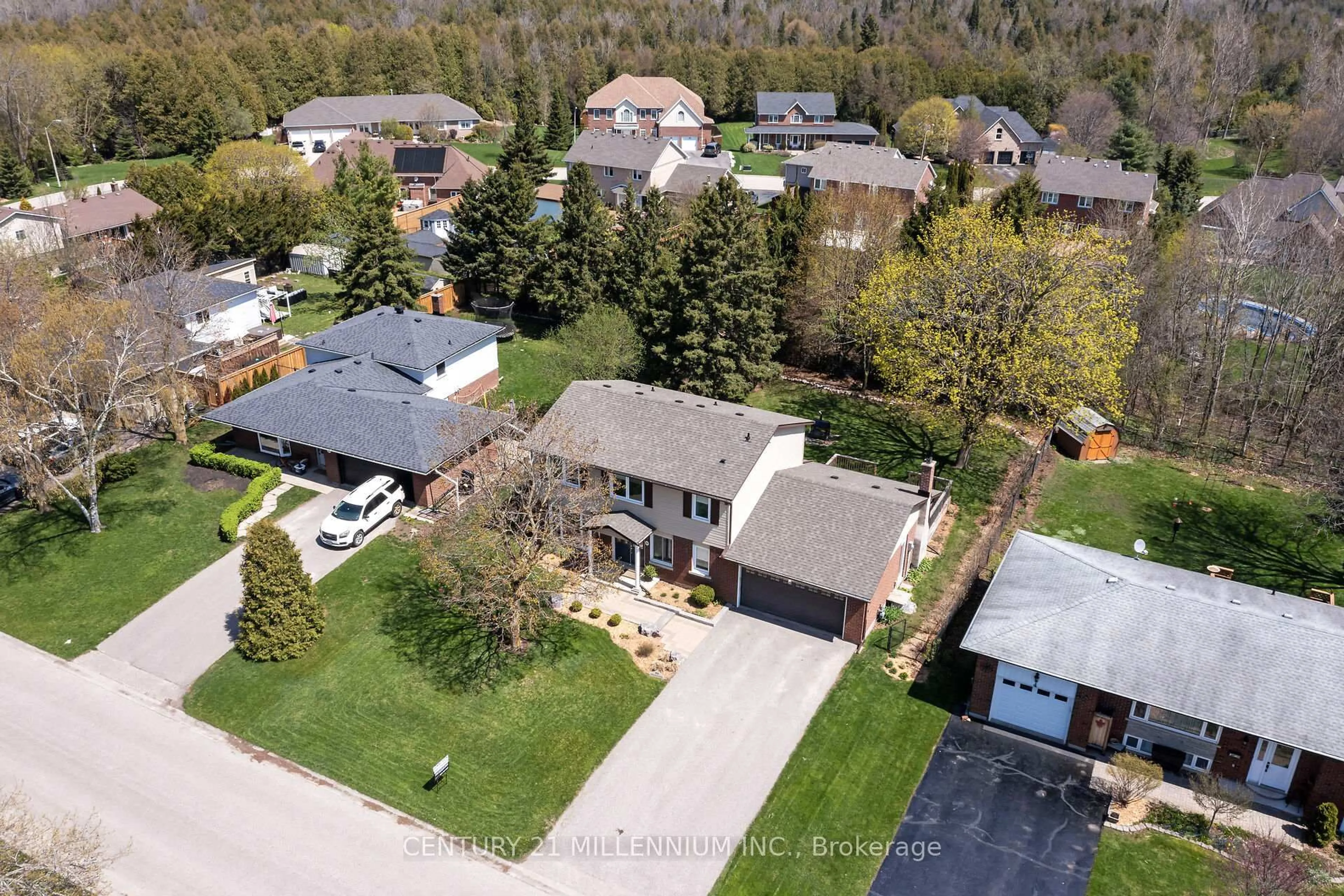 A pic from outside/outdoor area/front of a property/back of a property/a pic from drone, street for 92 Waterford Dr, Erin Ontario N0B 1T0