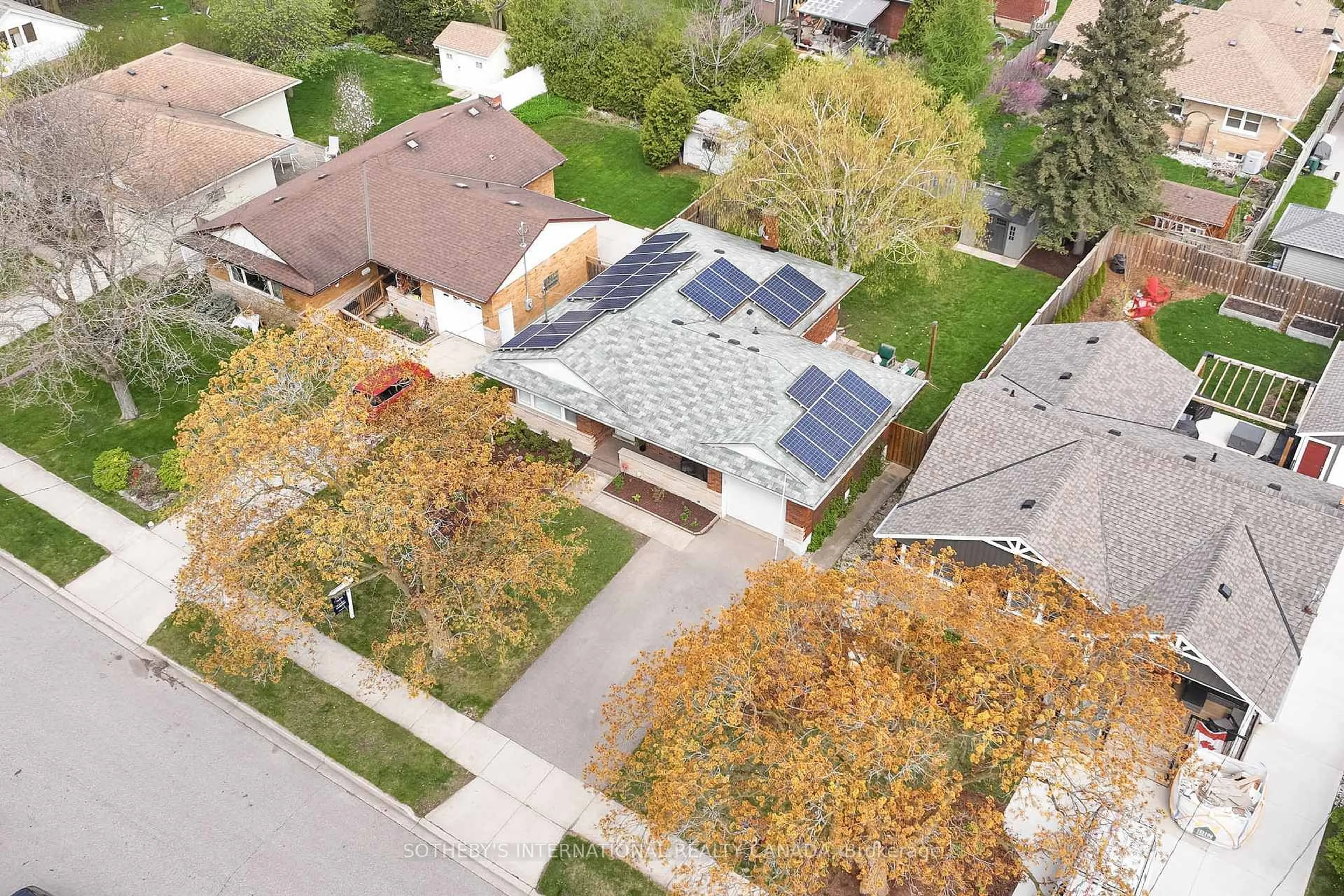 A pic from outside/outdoor area/front of a property/back of a property/a pic from drone, street for 208 Rodney St, Waterloo Ontario N2J 1G5