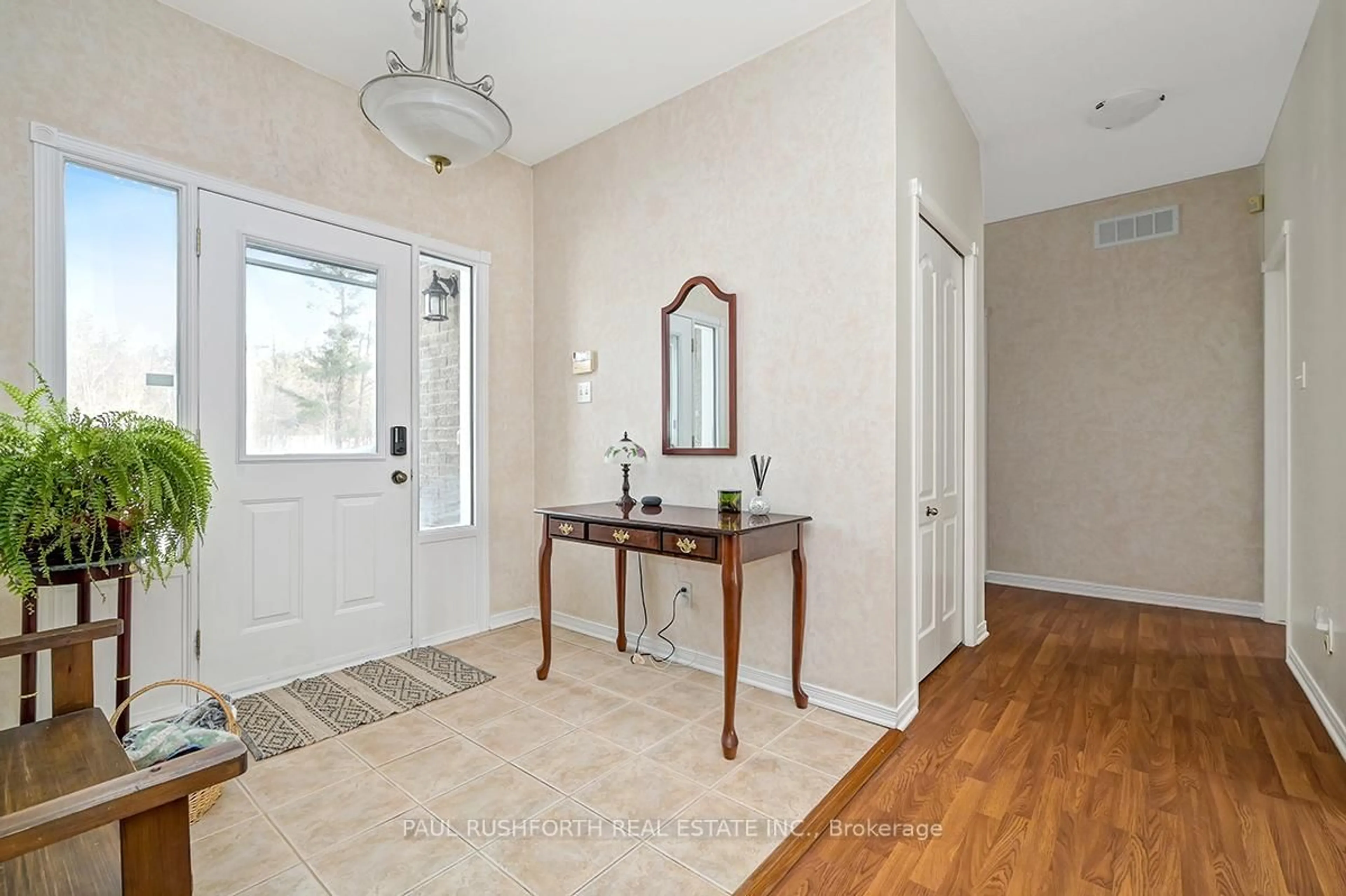 Indoor entryway for 4949 Stonecrest Rd, Ottawa Ontario K0A 3M0
