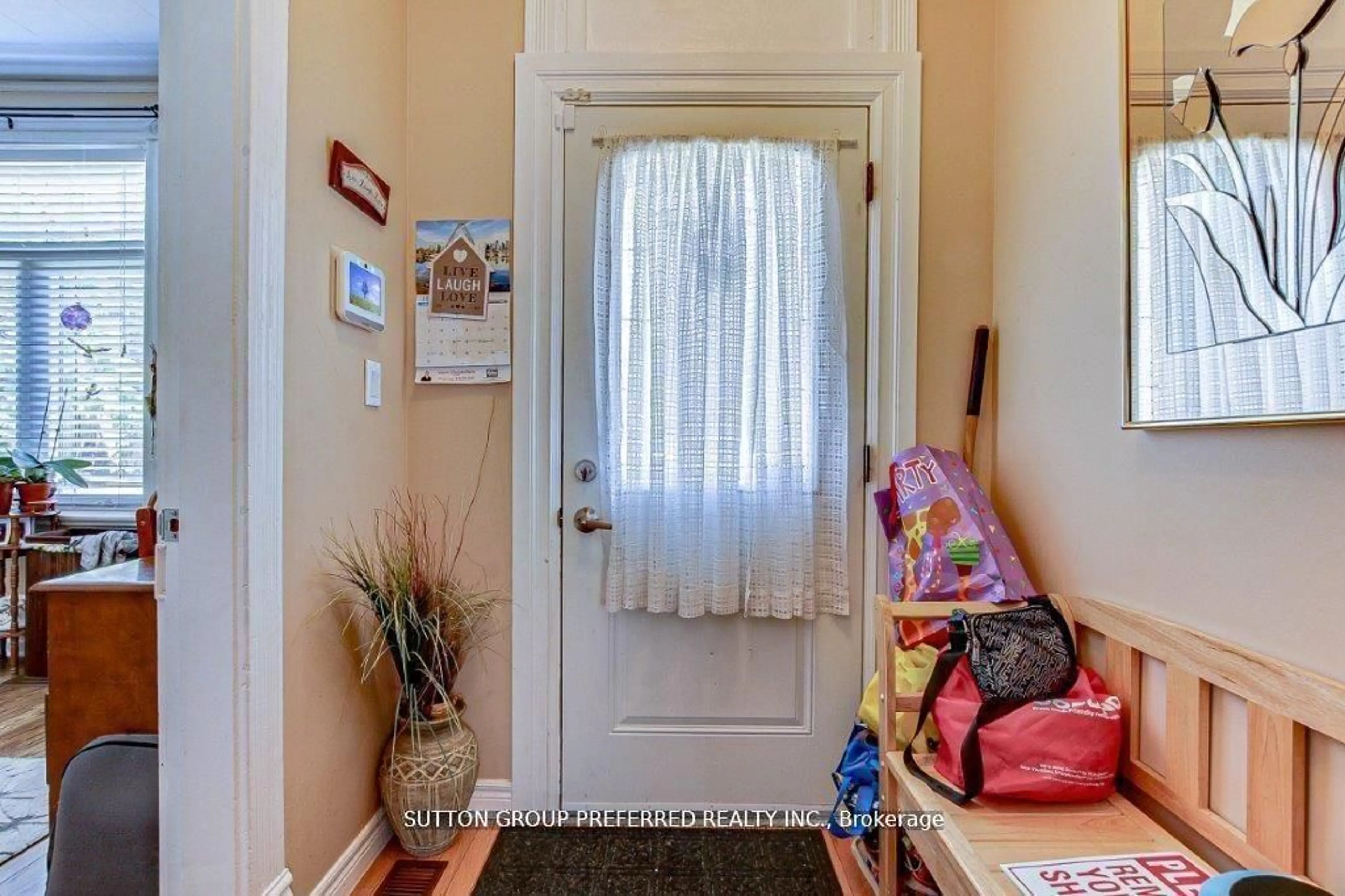 Indoor entryway for 25 Pegler St, London East Ontario N5Z 2B4