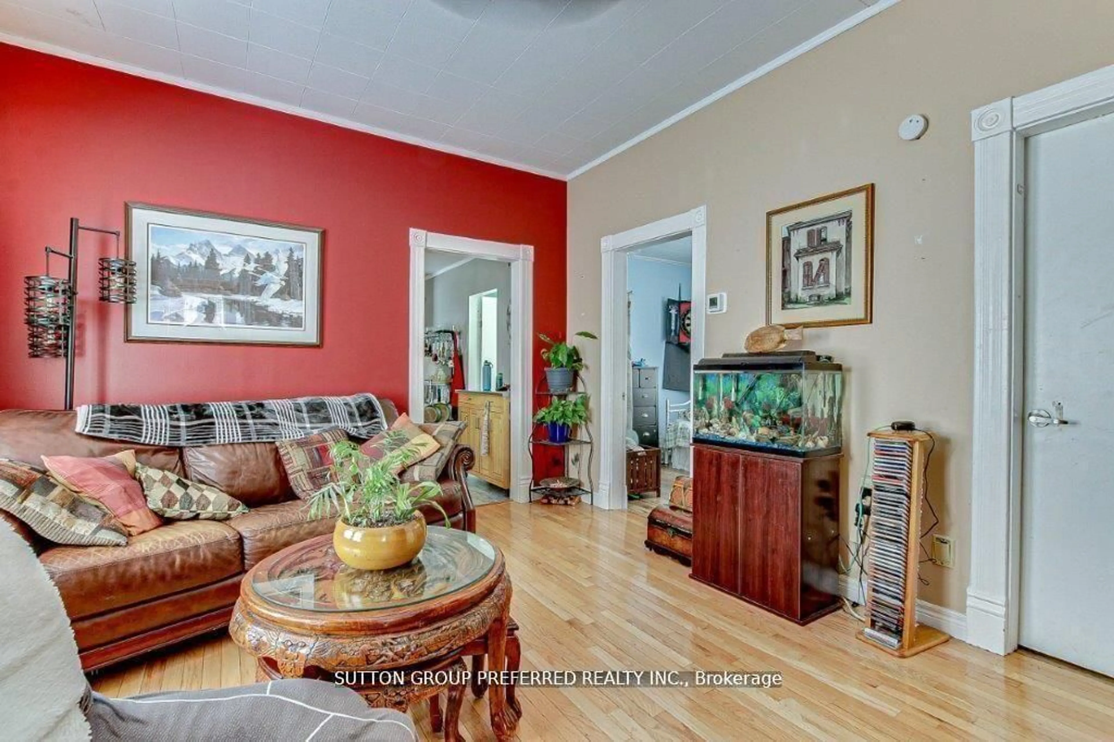 Living room with furniture, wood/laminate floor for 25 Pegler St, London East Ontario N5Z 2B4