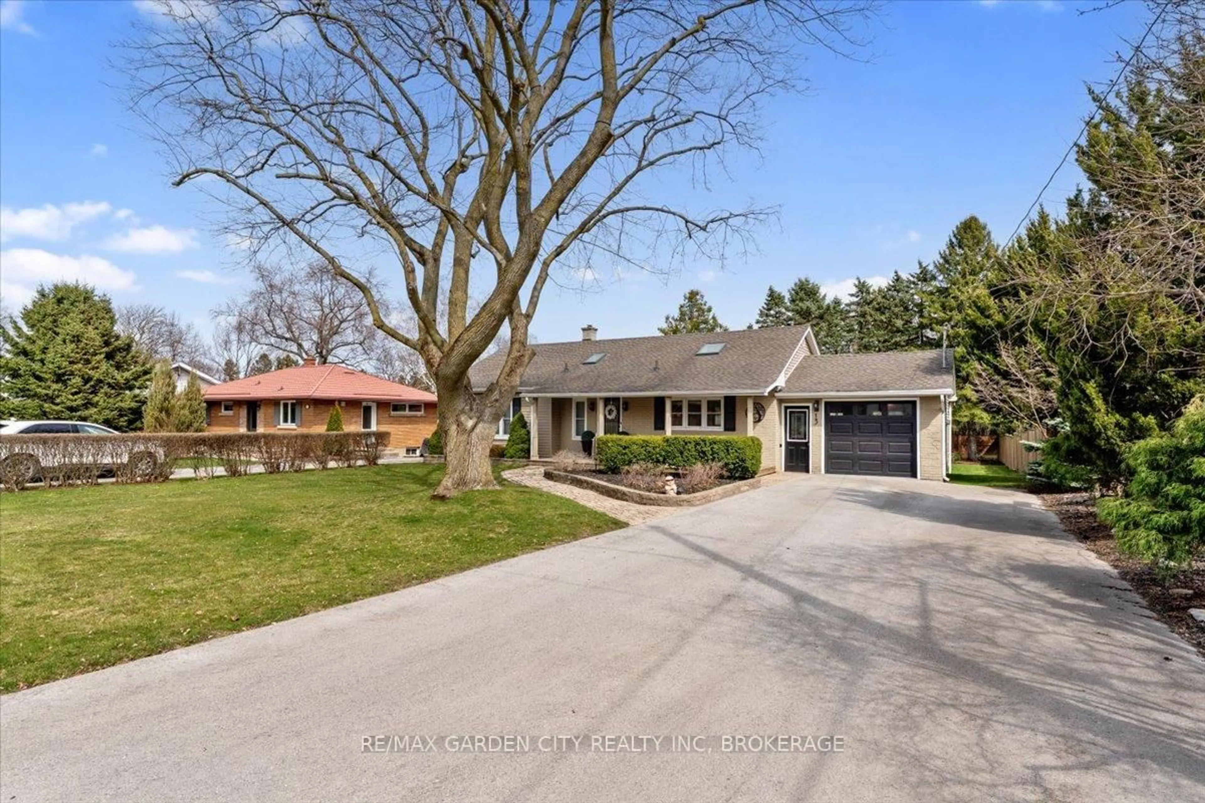 A pic from outside/outdoor area/front of a property/back of a property/a pic from drone, street for 13 Lorimer St, Pelham Ontario L0S 1E3