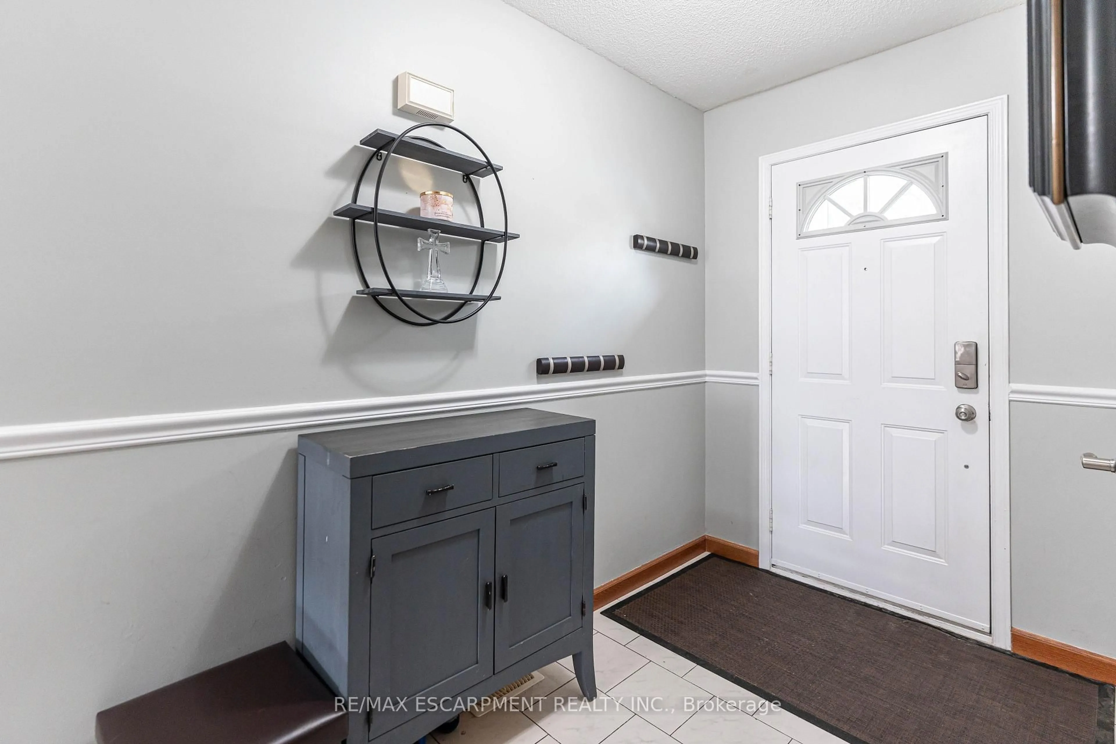 Indoor entryway for 1 Royalwood Crt #55, Hamilton Ontario L8E 4Y2