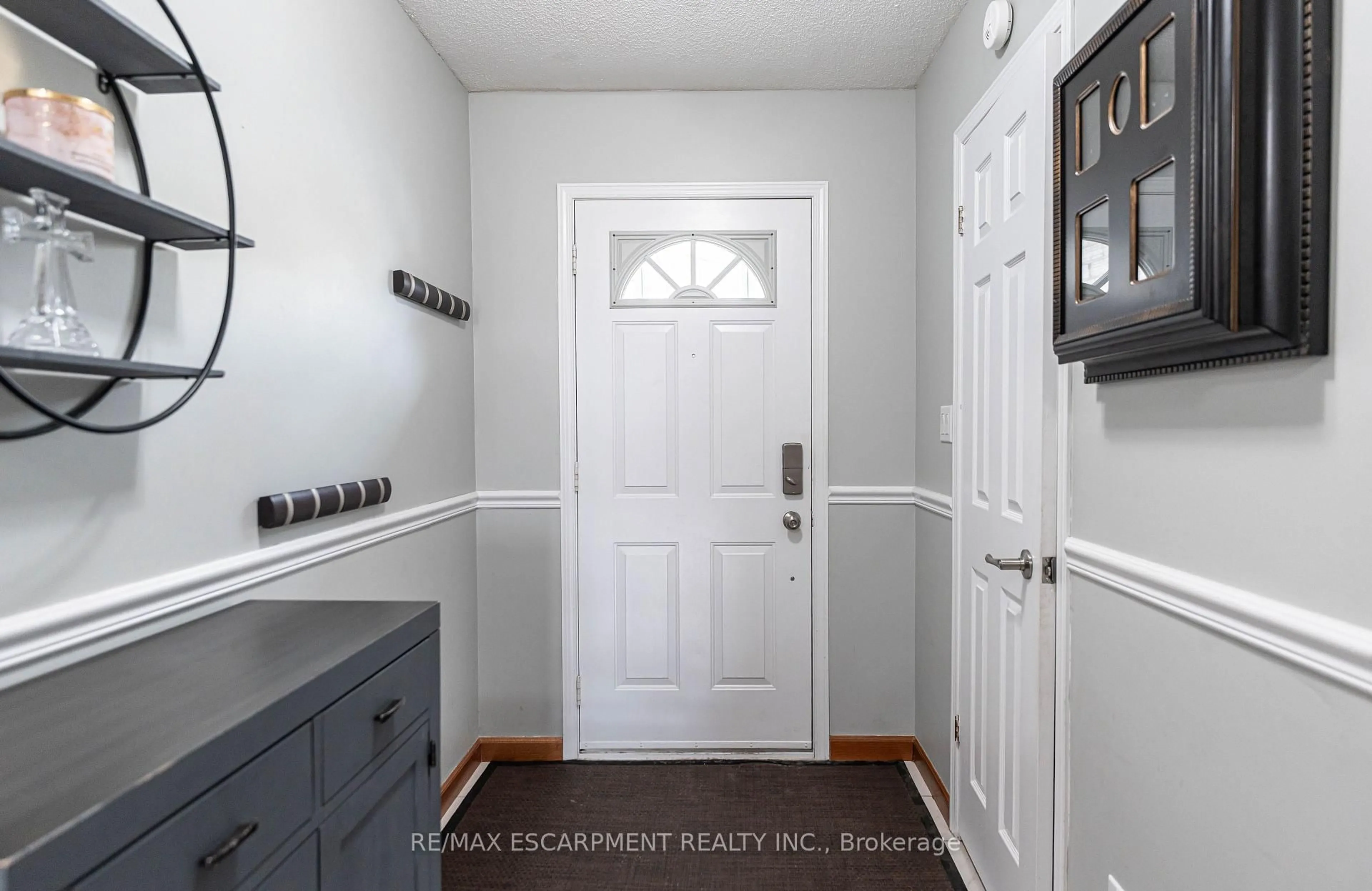 Indoor entryway for 1 Royalwood Crt #55, Hamilton Ontario L8E 4Y2