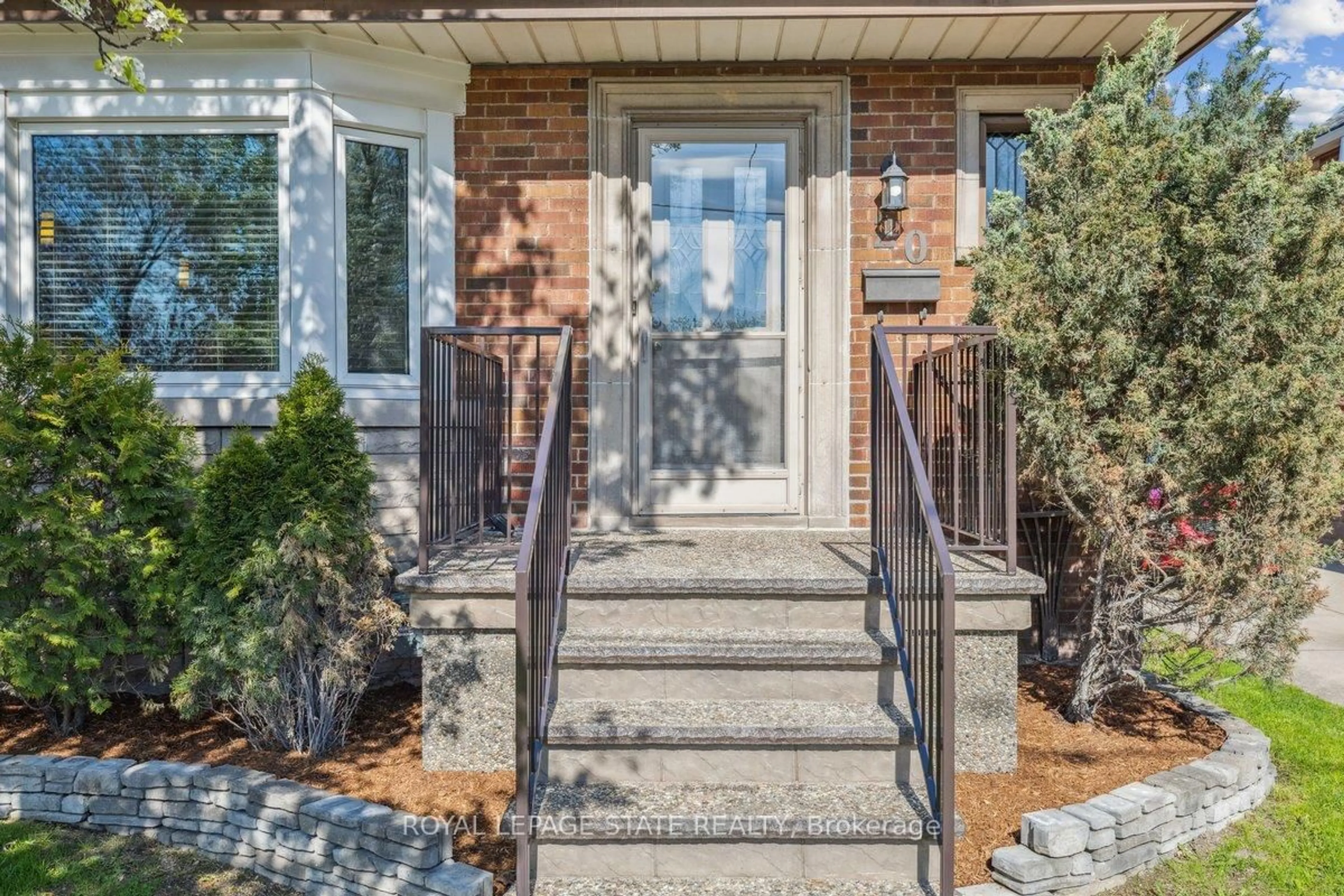 Unknown for 20 Buchanan St, Hamilton Ontario L9A 2V8