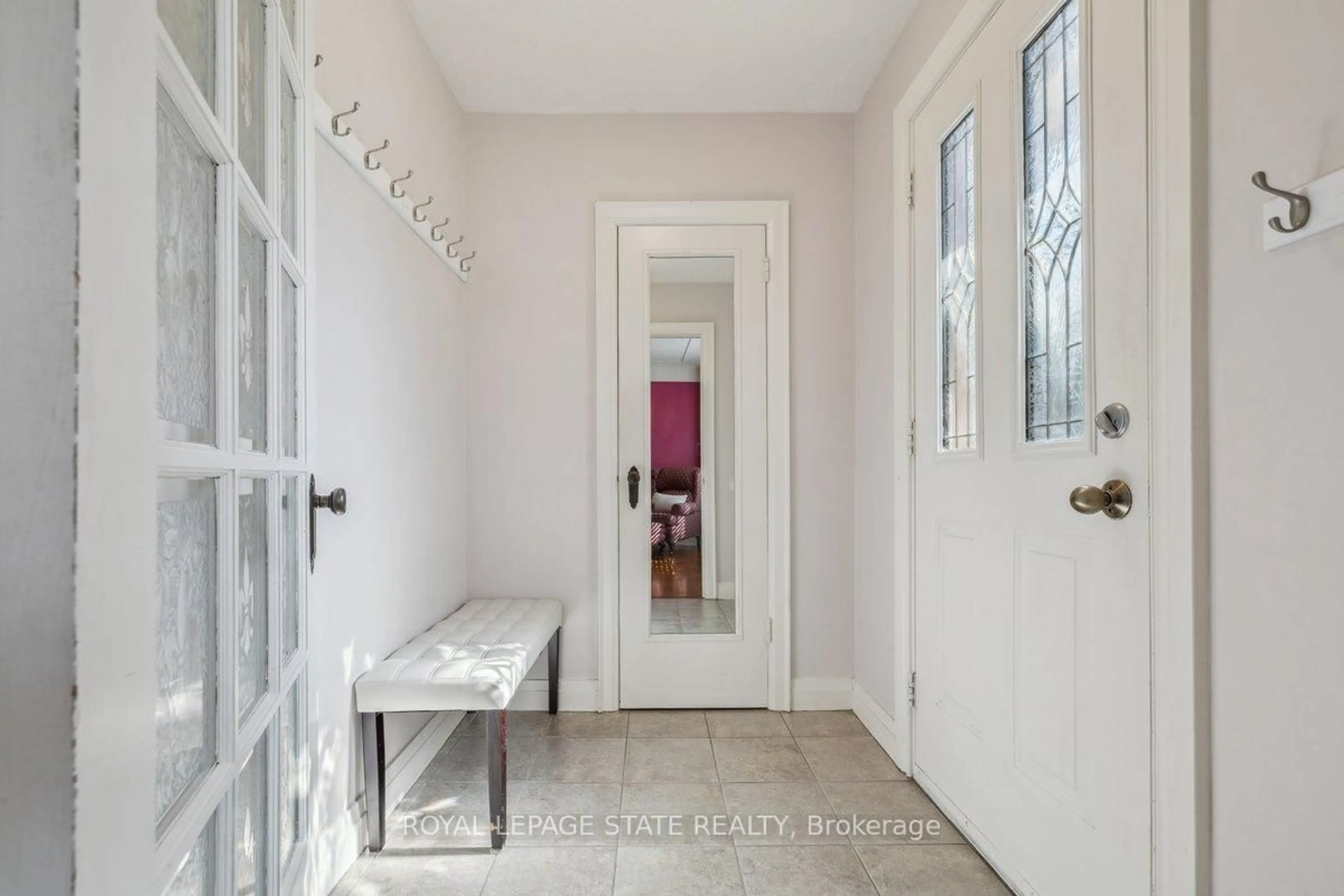 Indoor entryway for 20 Buchanan St, Hamilton Ontario L9A 2V8