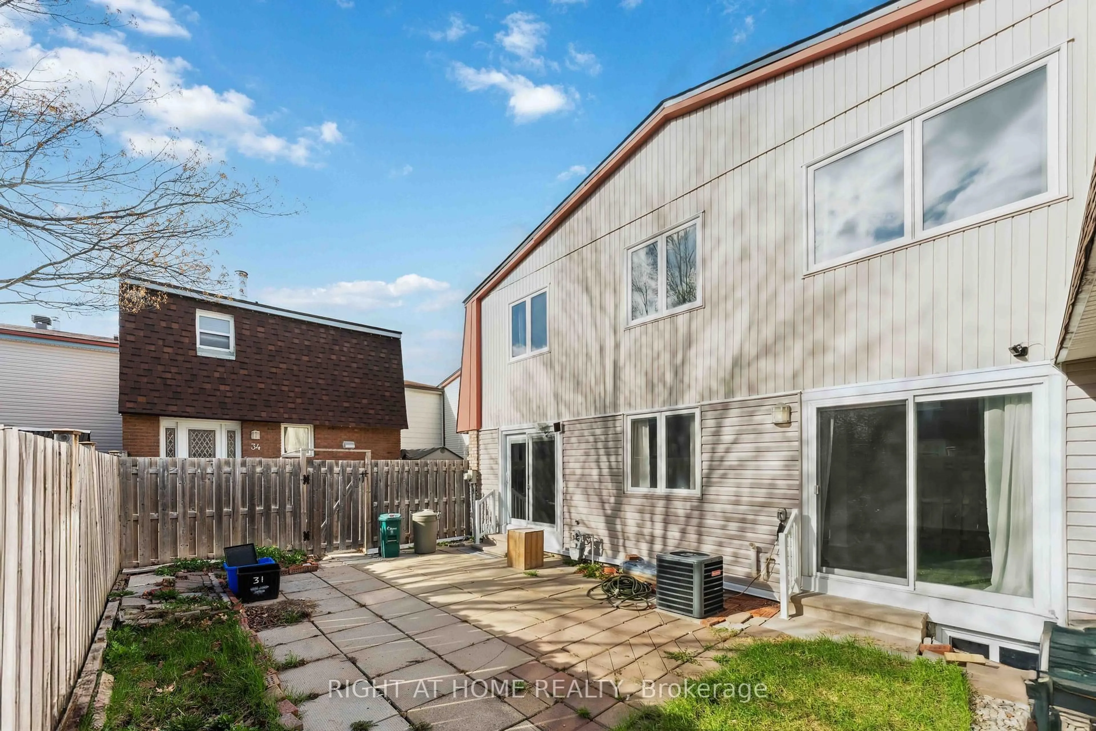 A pic from outside/outdoor area/front of a property/back of a property/a pic from drone, street for 2057 Jasmine Cres #31, Ottawa Ontario K1J 7W2