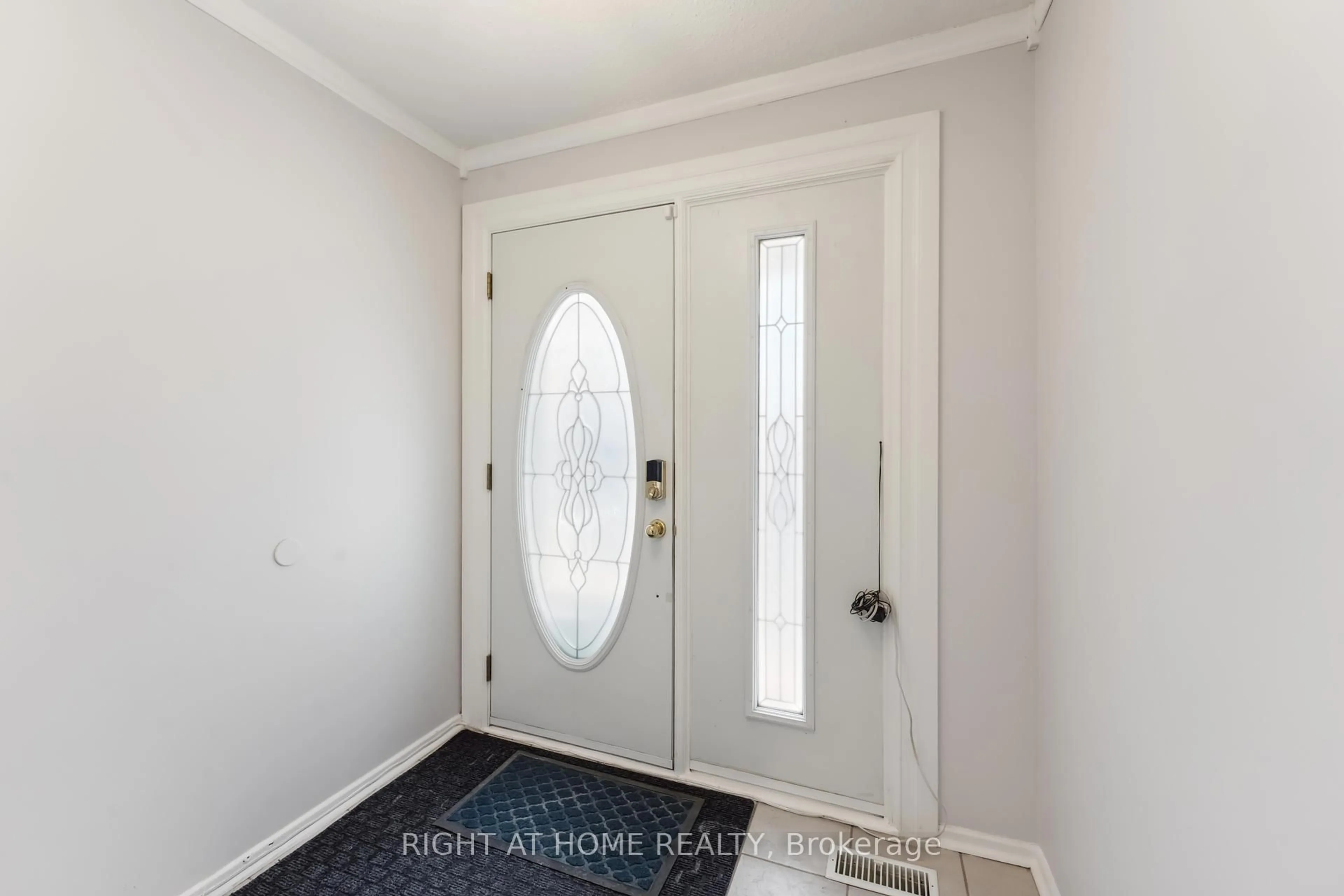 Indoor entryway for 2057 Jasmine Cres #31, Ottawa Ontario K1J 7W2
