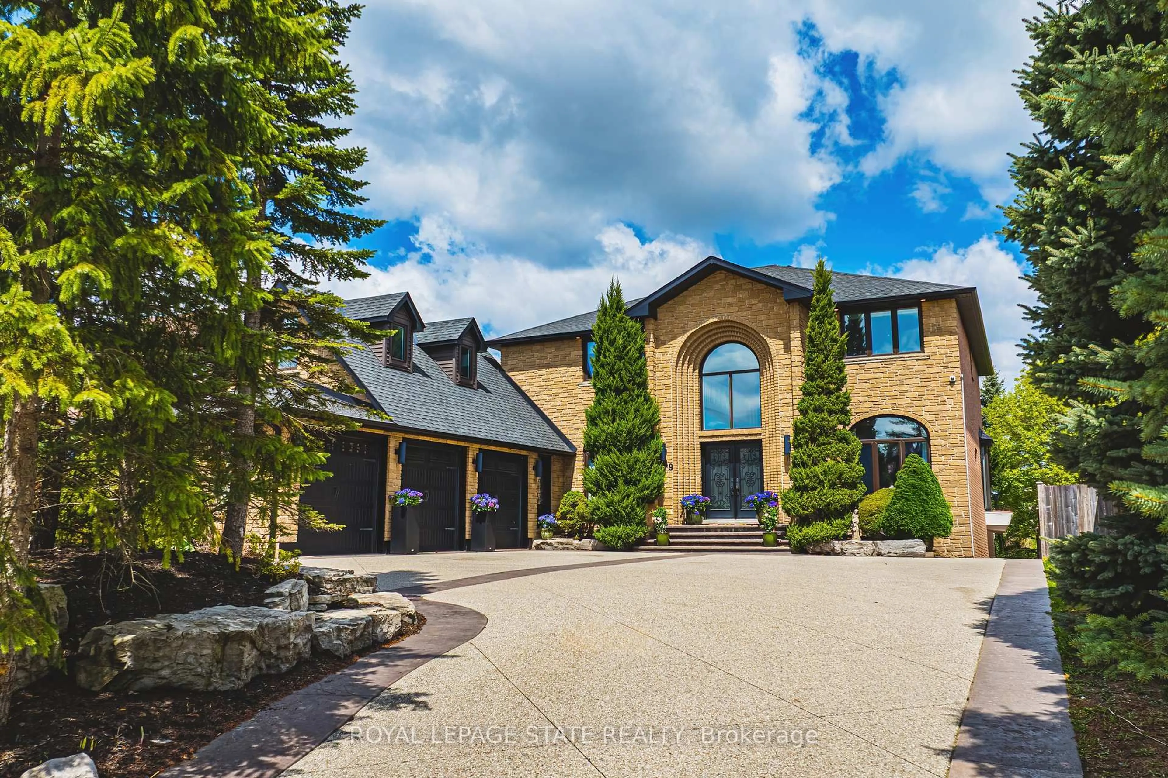 A pic from outside/outdoor area/front of a property/back of a property/a pic from drone, unknown for 149 Miller Dr, Hamilton Ontario L9G 4W2