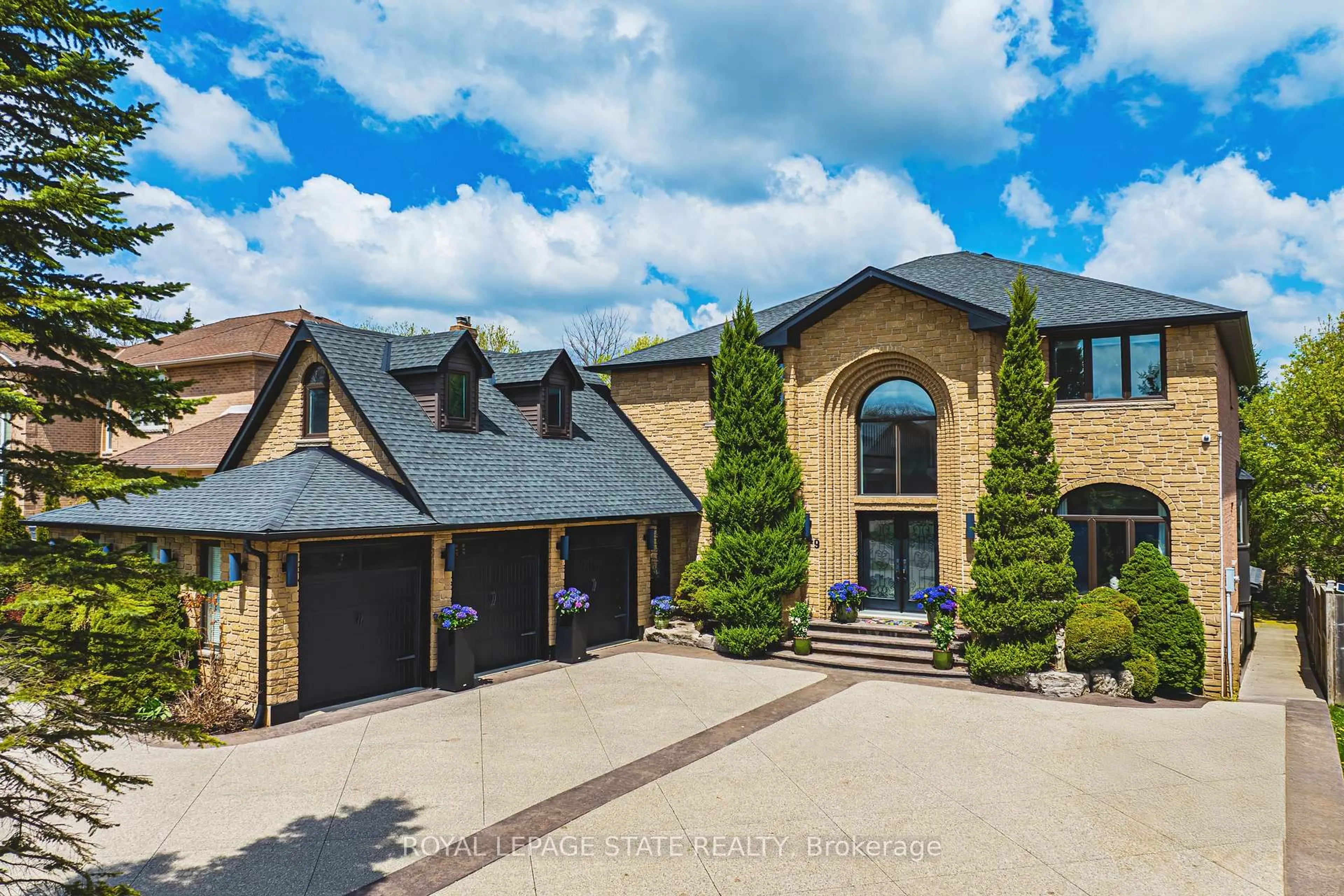 A pic from outside/outdoor area/front of a property/back of a property/a pic from drone, unknown for 149 Miller Dr, Hamilton Ontario L9G 4W2