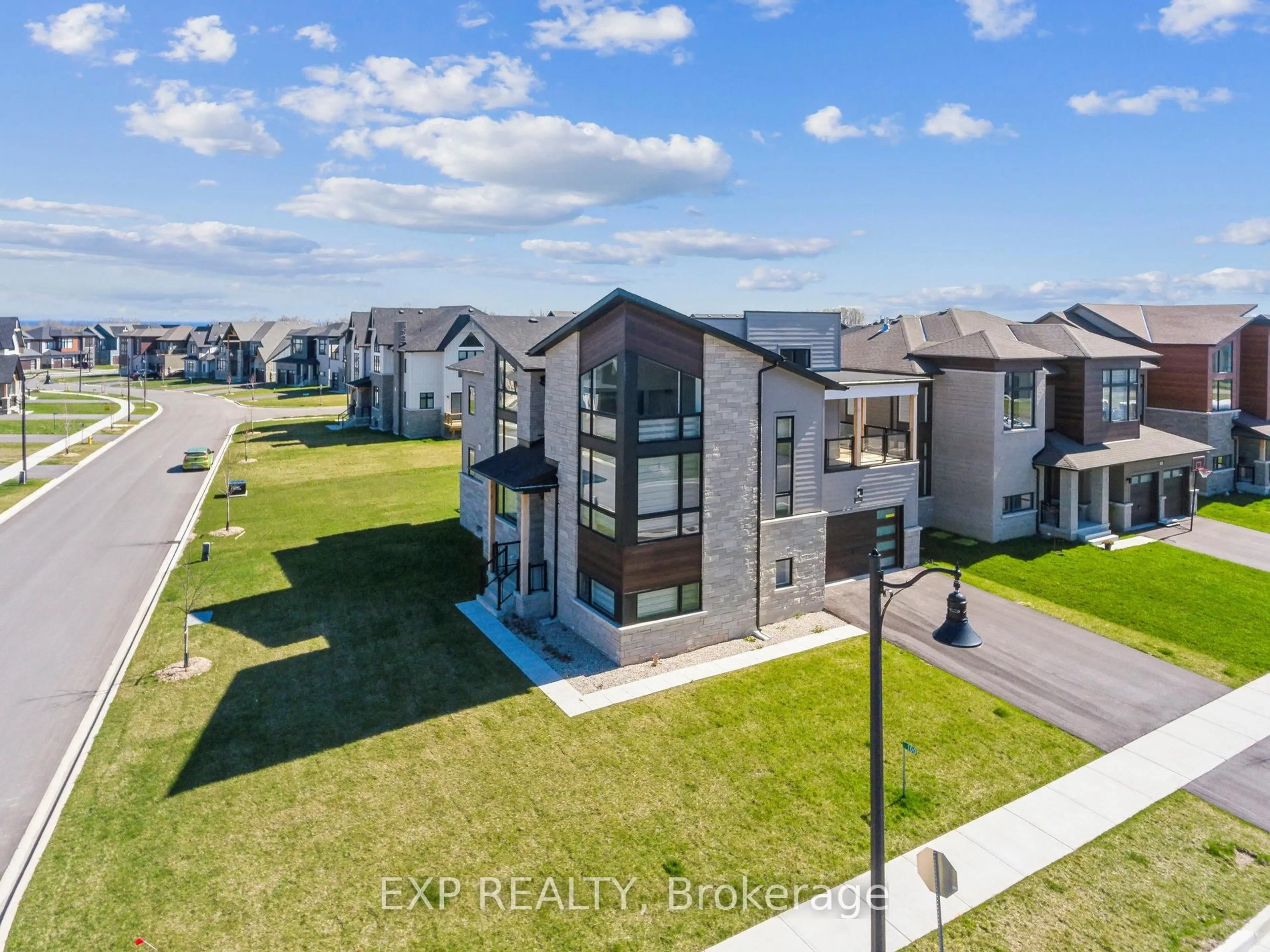 A pic from outside/outdoor area/front of a property/back of a property/a pic from drone, street for 100 Stoneleigh Dr, Blue Mountains Ontario L9Y 5J6