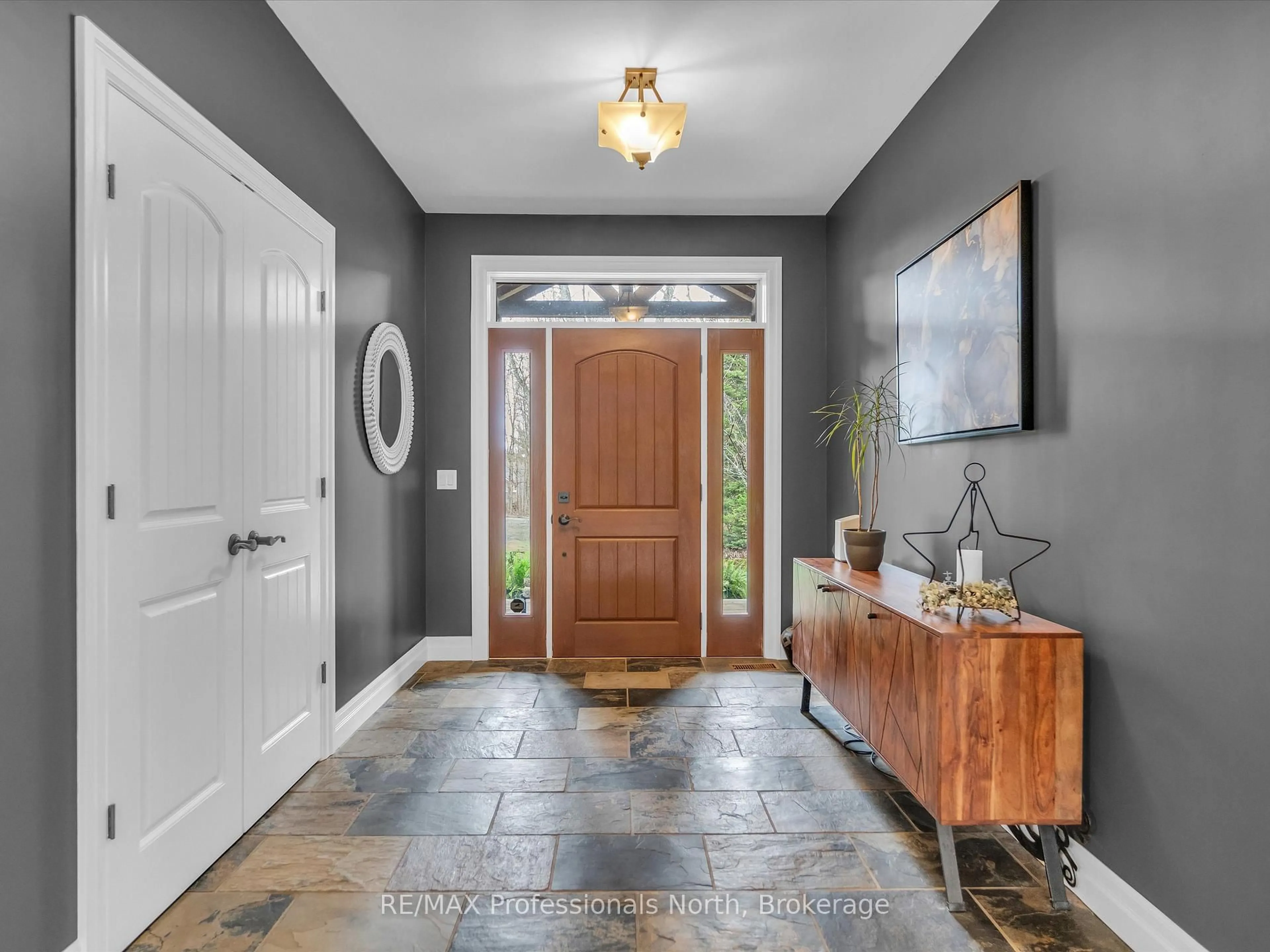 Indoor entryway for 93 Mainhood's Rd, Huntsville Ontario P0B 1M0