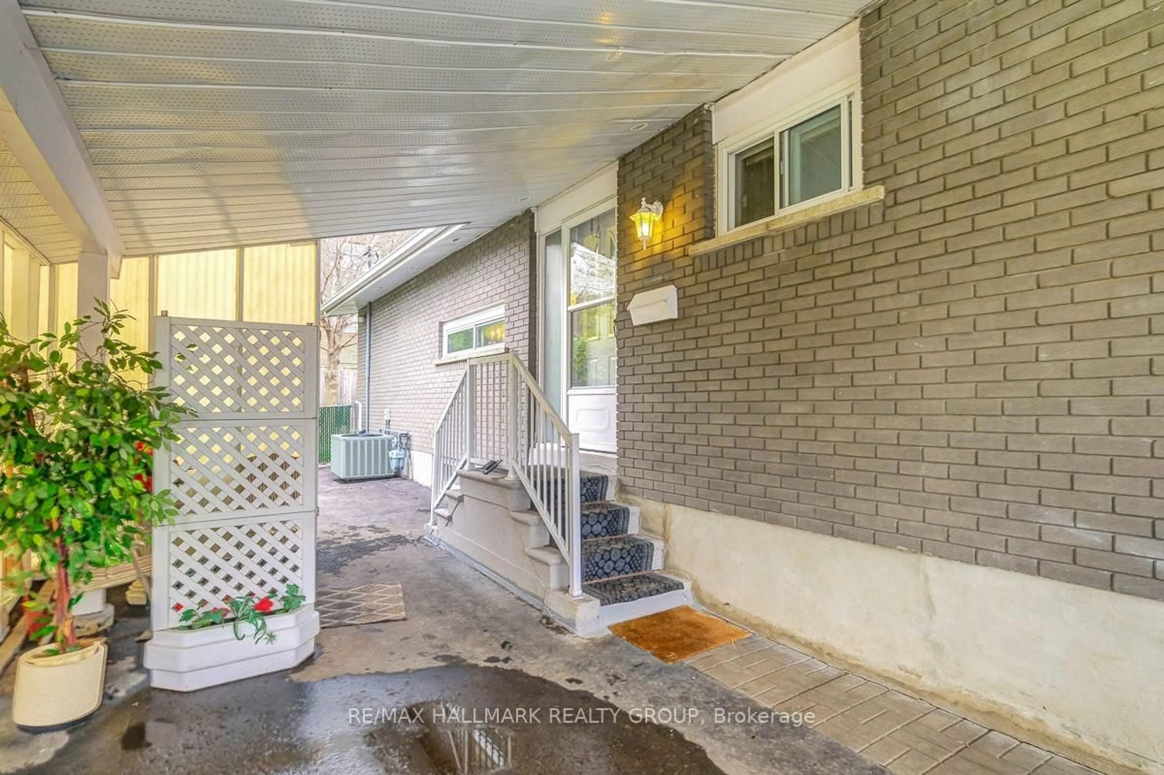 Unknown for 245 Lavergne St, Ottawa Ontario K1L 5E4
