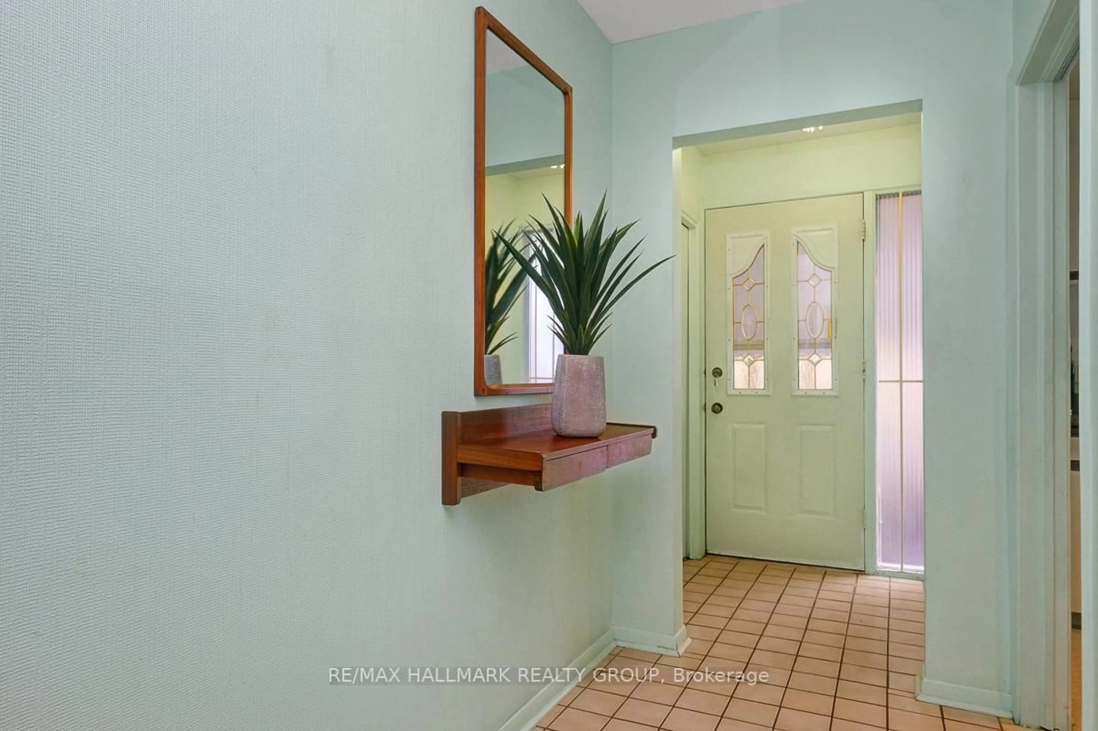 Indoor entryway for 245 Lavergne St, Ottawa Ontario K1L 5E4