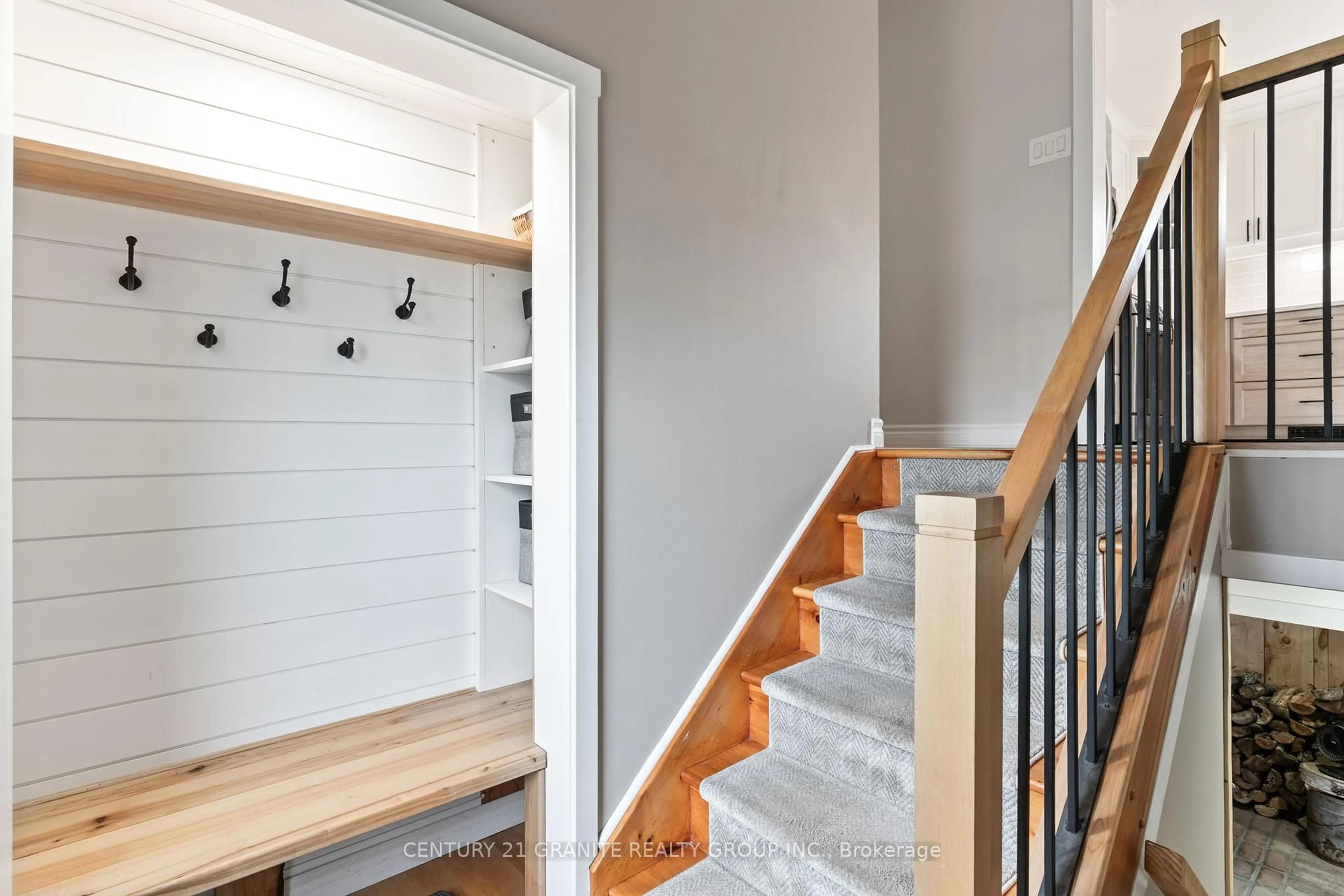 Indoor entryway for 4 Airview Dr, Bancroft Ontario K0L 1C0