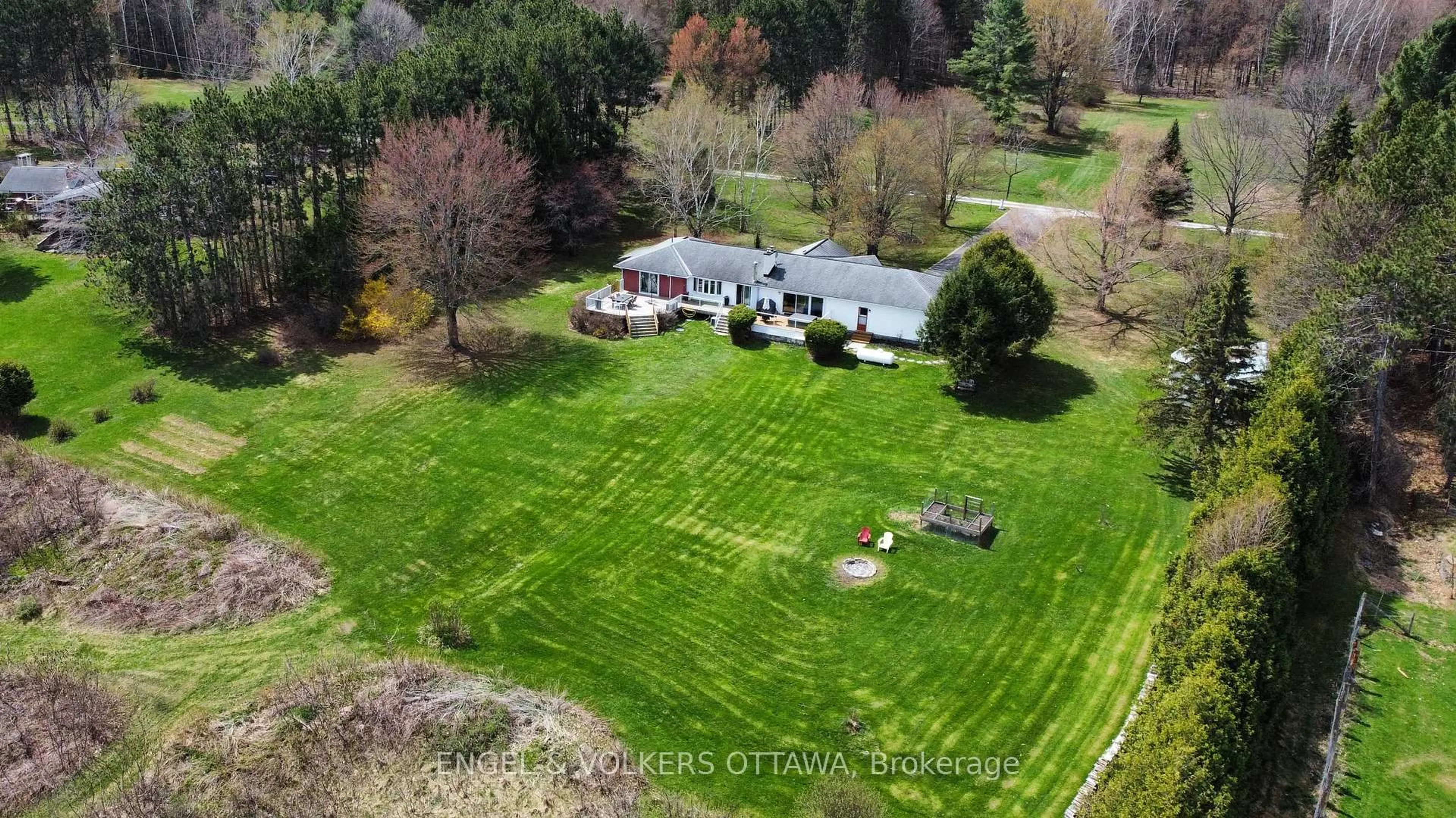 A pic from outside/outdoor area/front of a property/back of a property/a pic from drone, unknown for 122 Colonel Nicholson Lane, Ottawa Ontario K0A 3M0