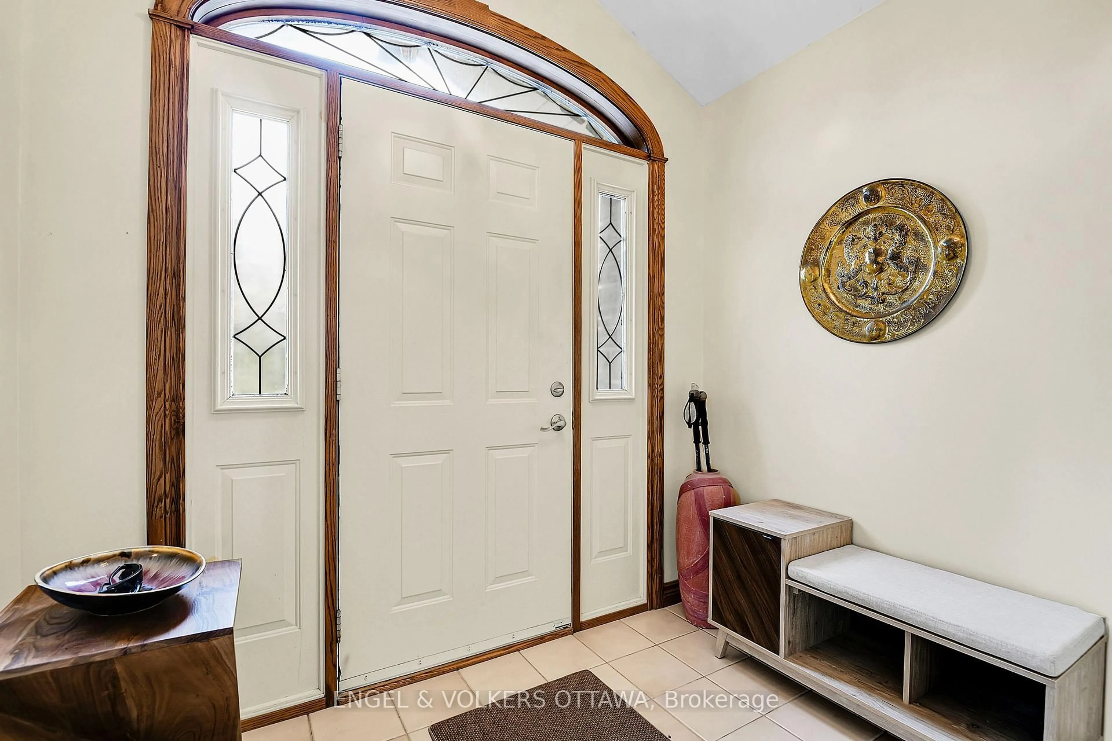 Indoor entryway for 122 Colonel Nicholson Lane, Ottawa Ontario K0A 3M0