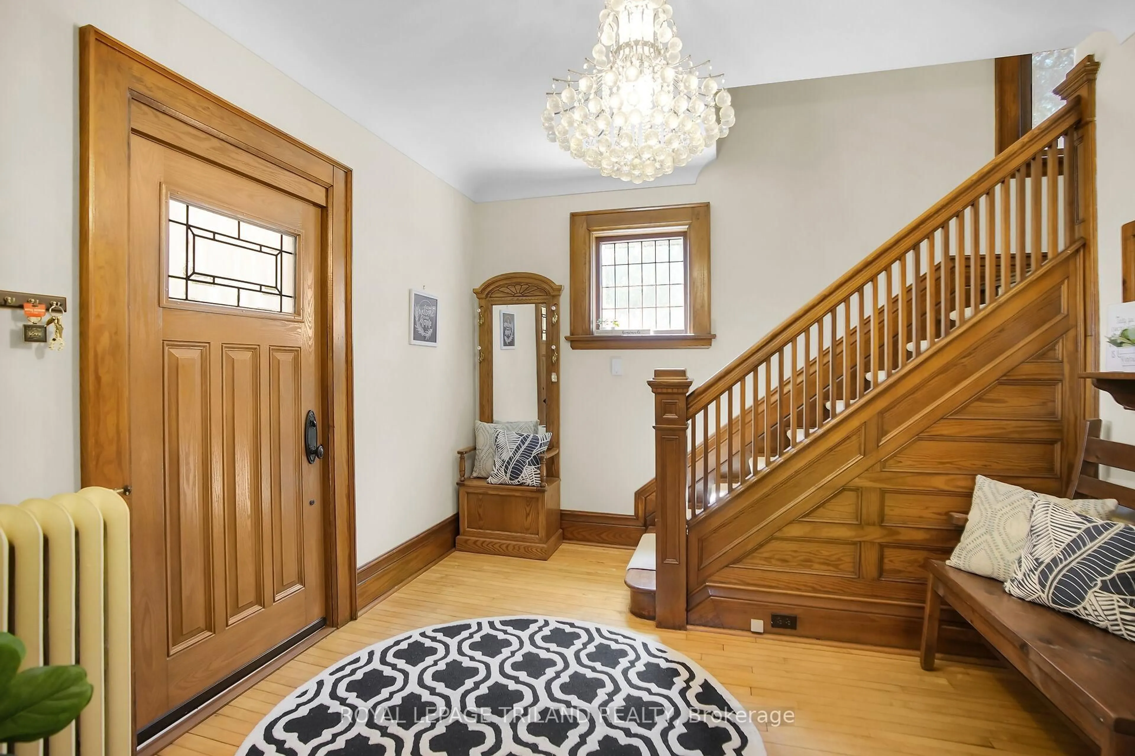 Indoor foyer for 825 Riverside Dr, London North Ontario N6H 2S8