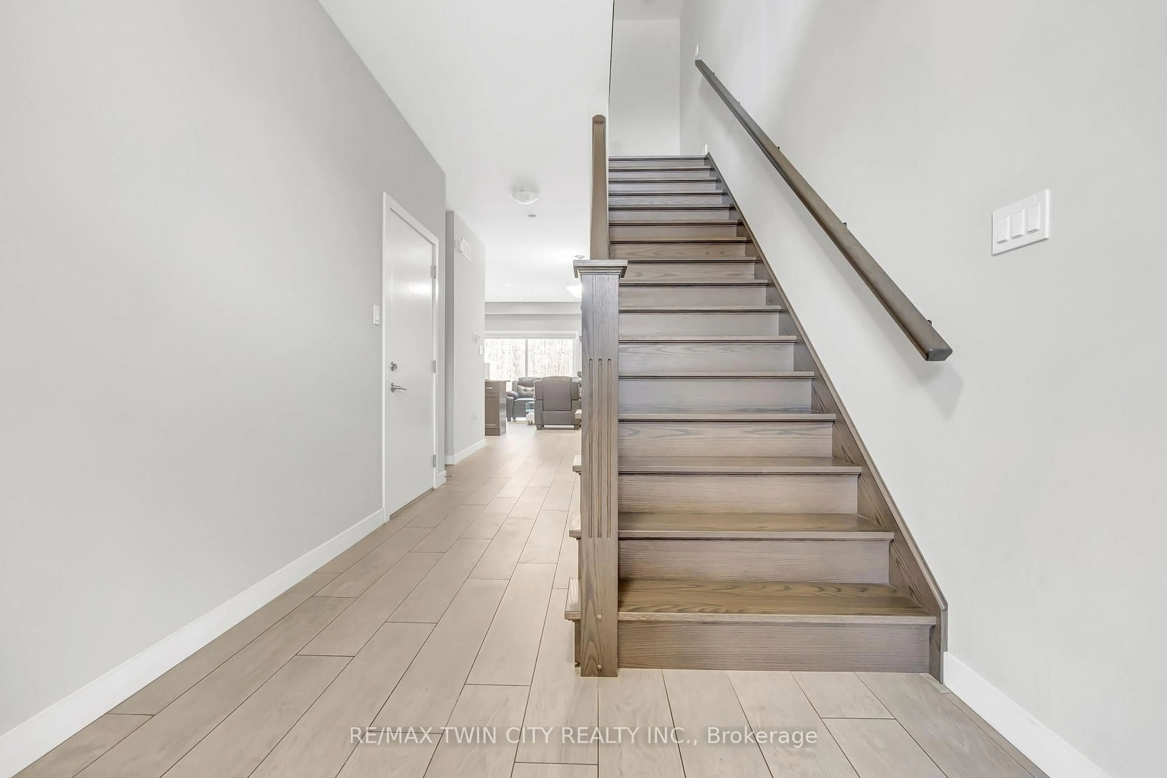 Stairs for 940 Robert Ferrie Dr, Kitchener Ontario N2R 0P9