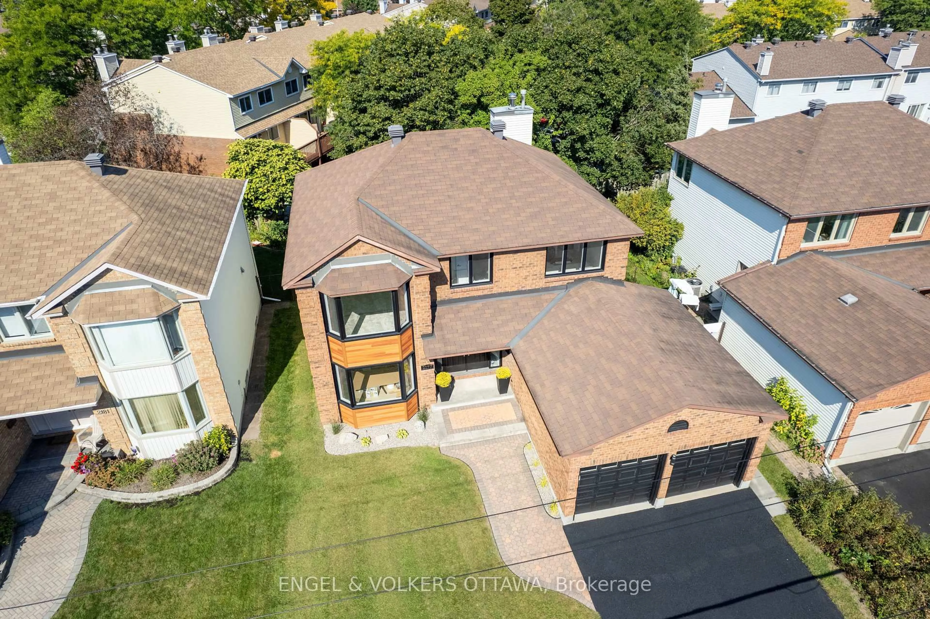 A pic from outside/outdoor area/front of a property/back of a property/a pic from drone, street for 2177 Lenester Ave, Ottawa Ontario K2A 4A9