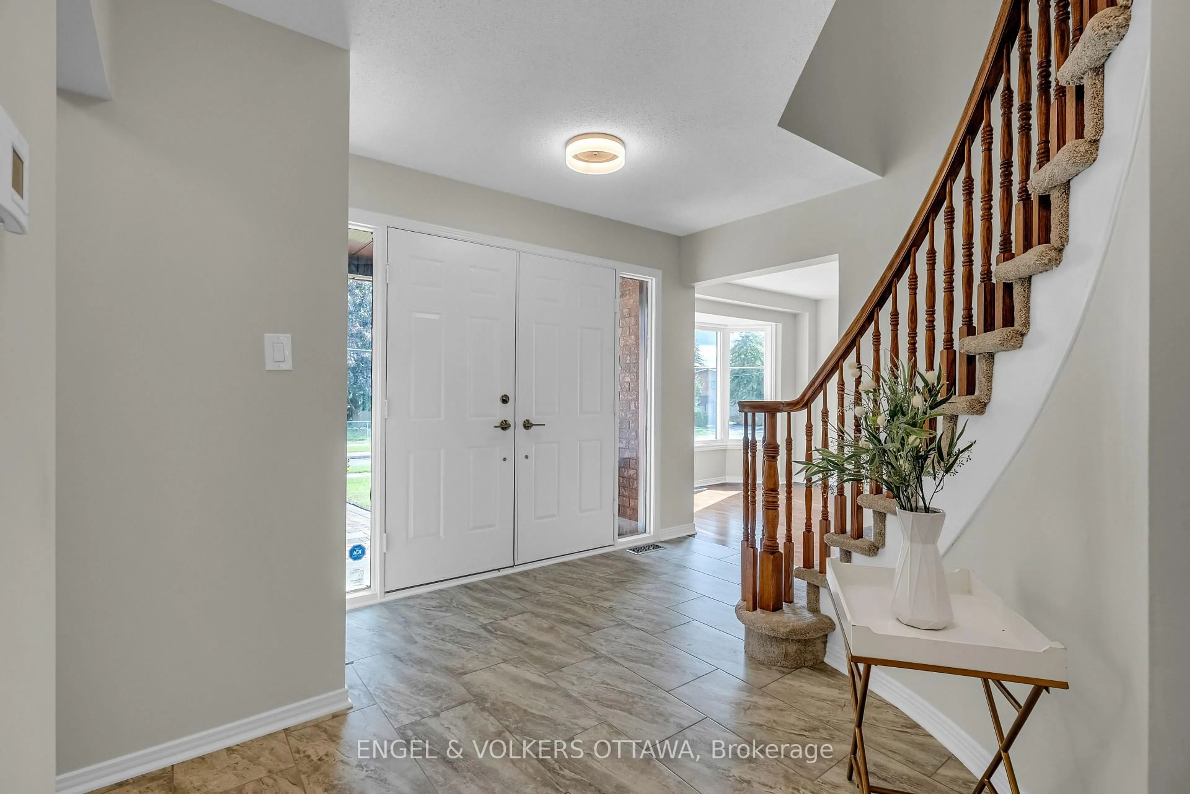Indoor entryway for 2177 Lenester Ave, Ottawa Ontario K2A 4A9