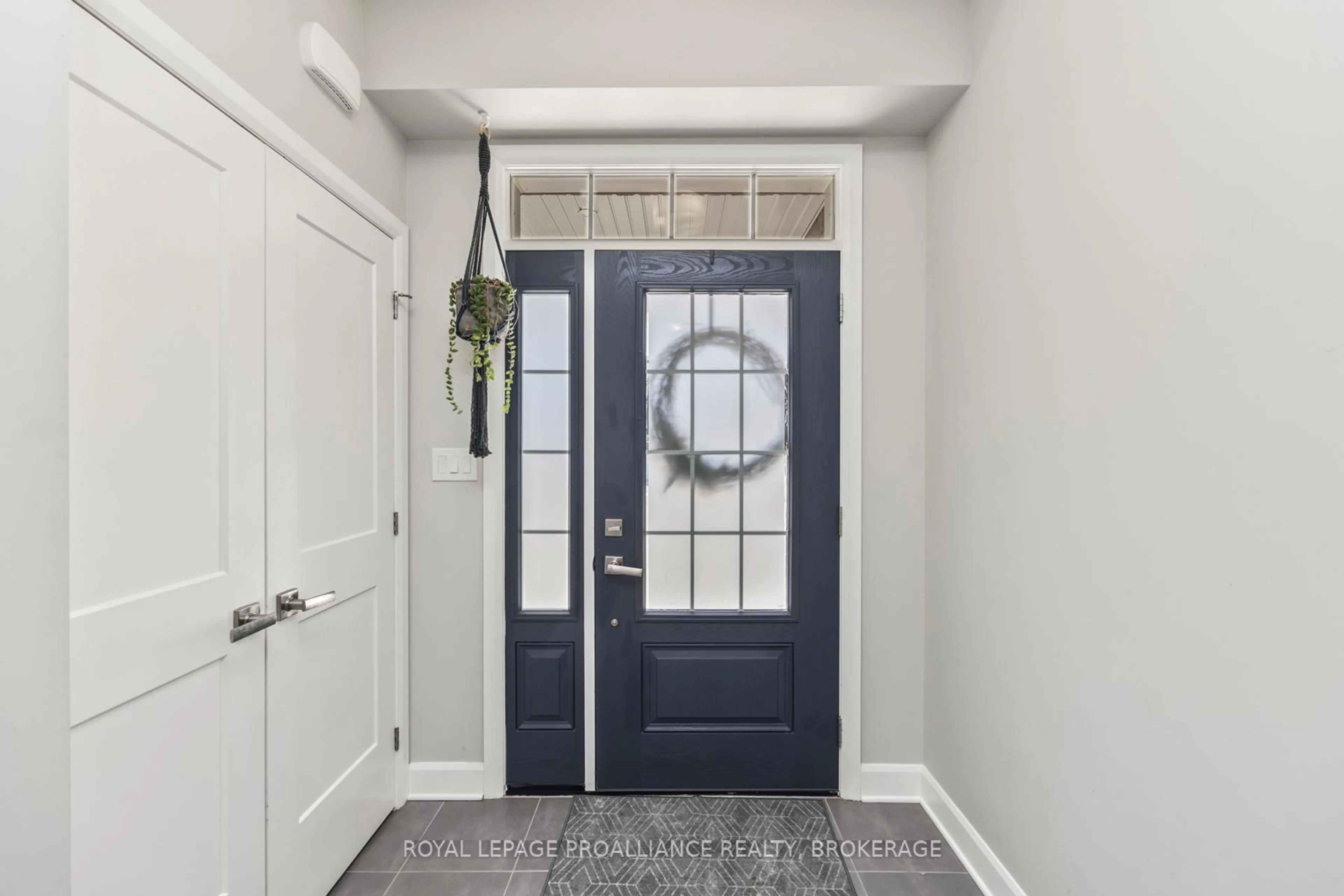 Indoor entryway for 1550 Davenport Cres, Kingston Ontario K7P 0M6