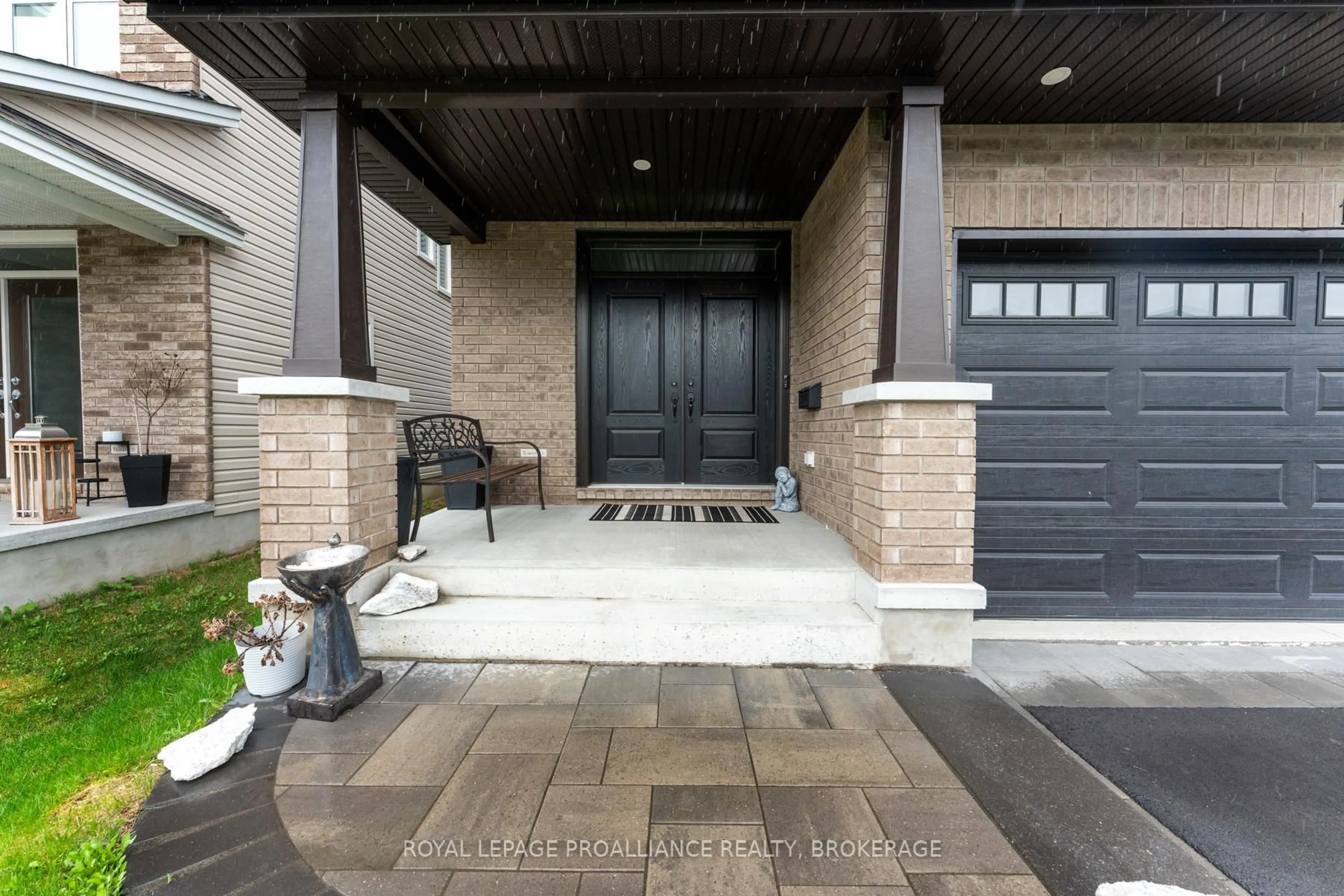 Indoor entryway for 1373 Monarch Dr, Kingston Ontario K7P 0S2