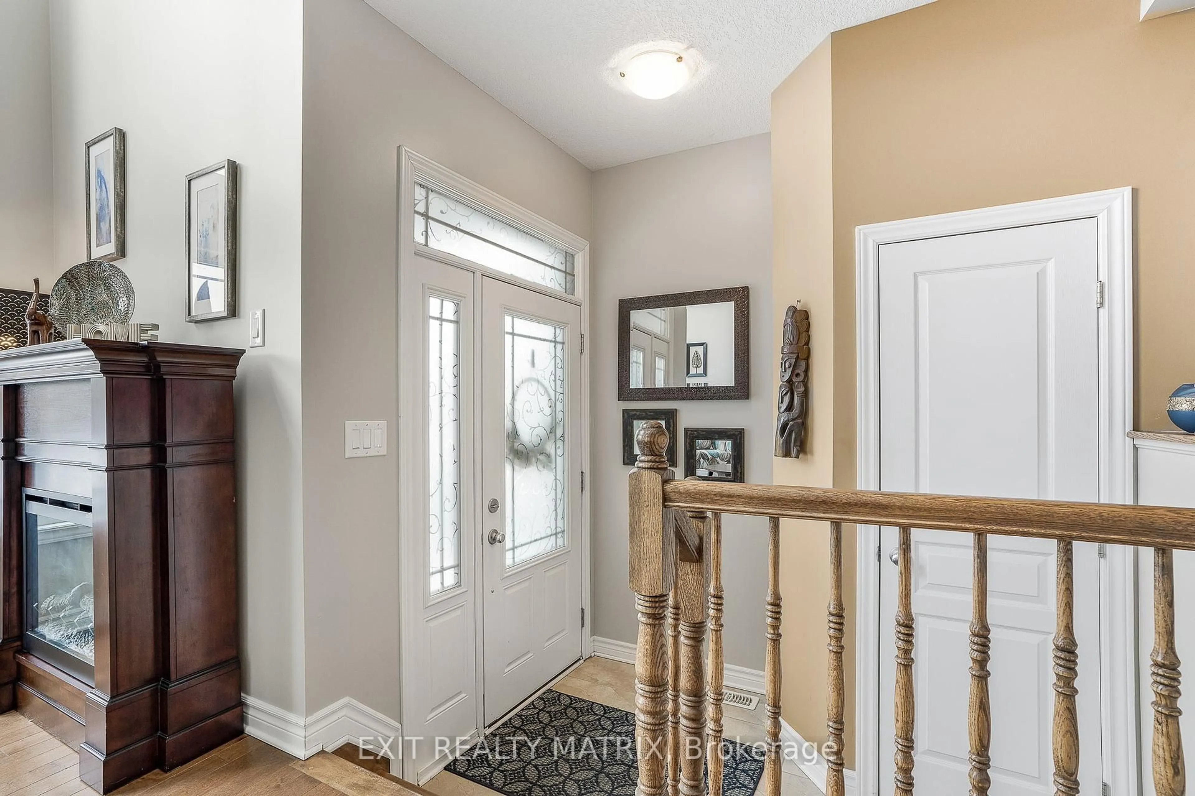 Indoor entryway for 672 Bruxelles St, Russell Ontario K0A 1W0
