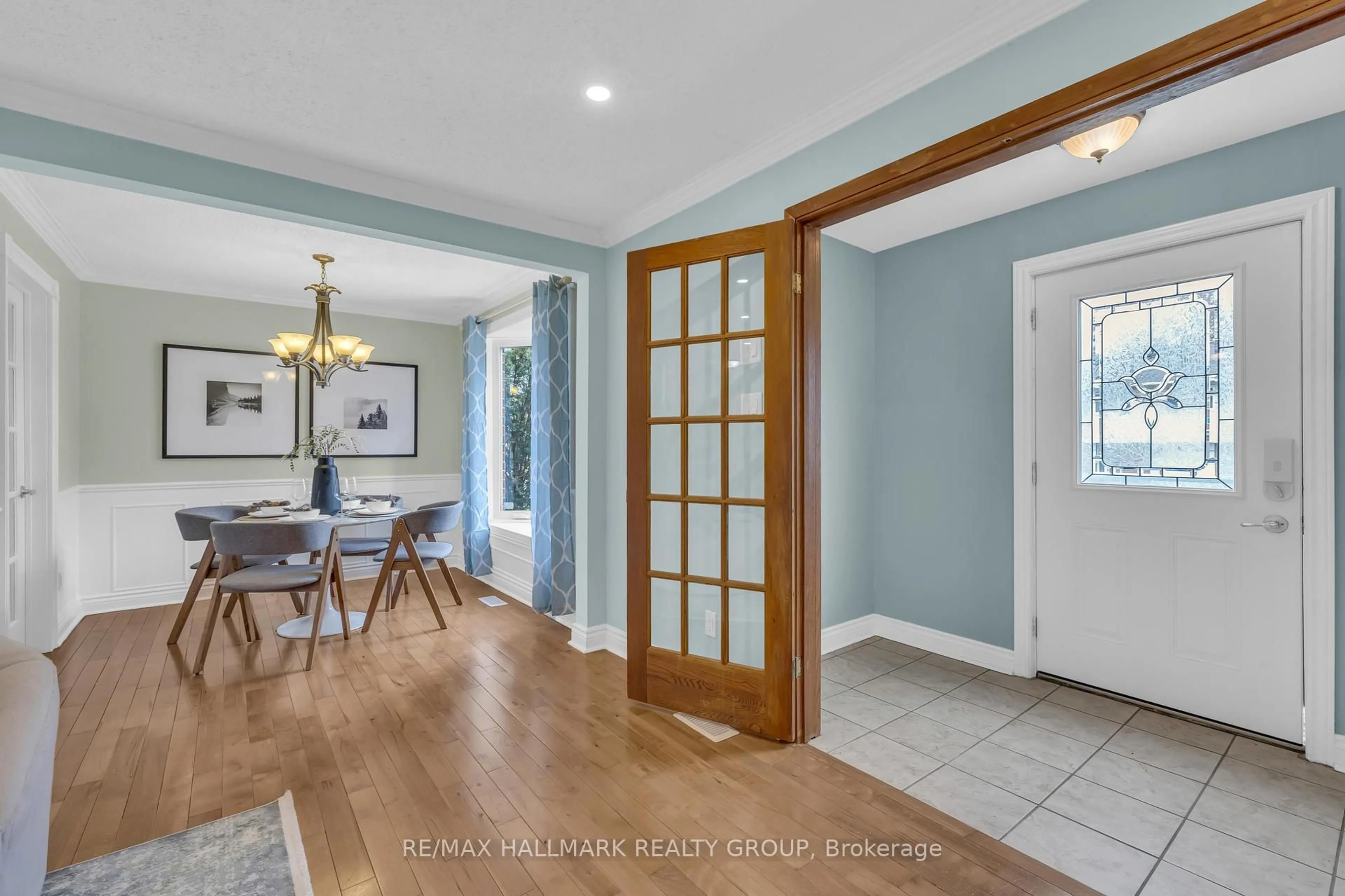 Indoor entryway for 8 Scharf Lane, Kanata Ontario K2L 2K2