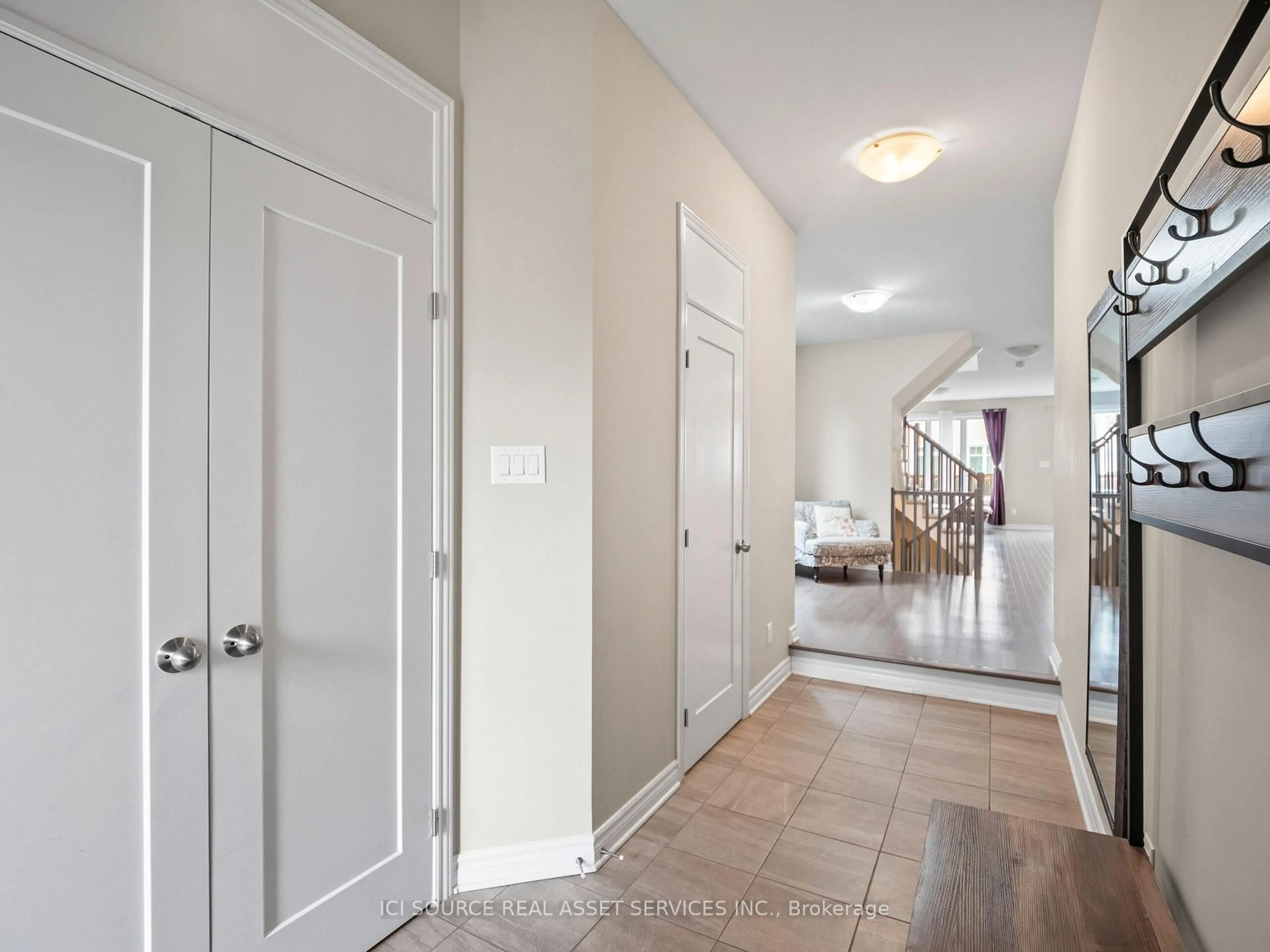 Indoor entryway for 838 Cedar Creek Dr, Ottawa Ontario K1T 0N6