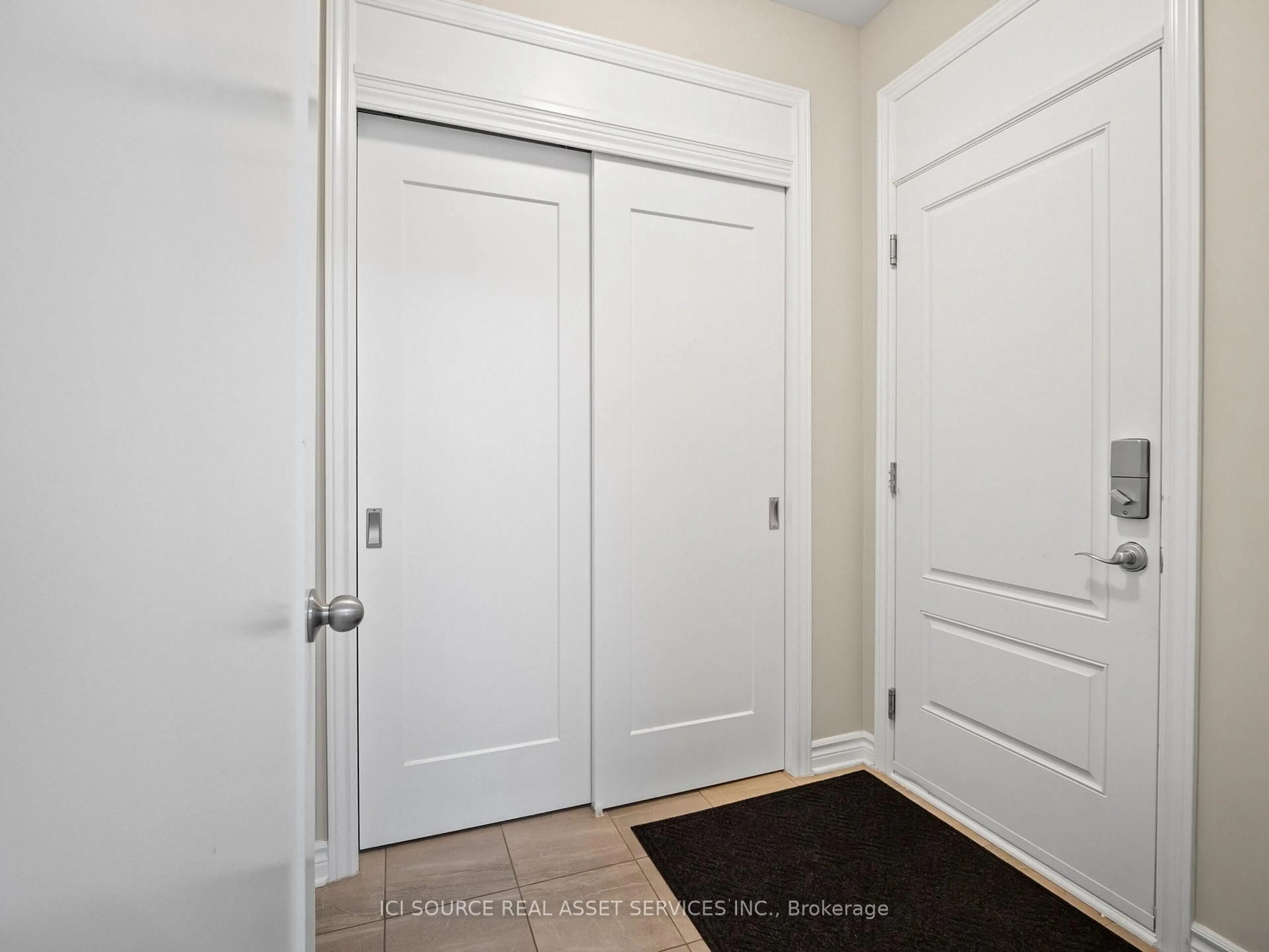 Indoor entryway for 838 Cedar Creek Dr, Ottawa Ontario K1T 0N6
