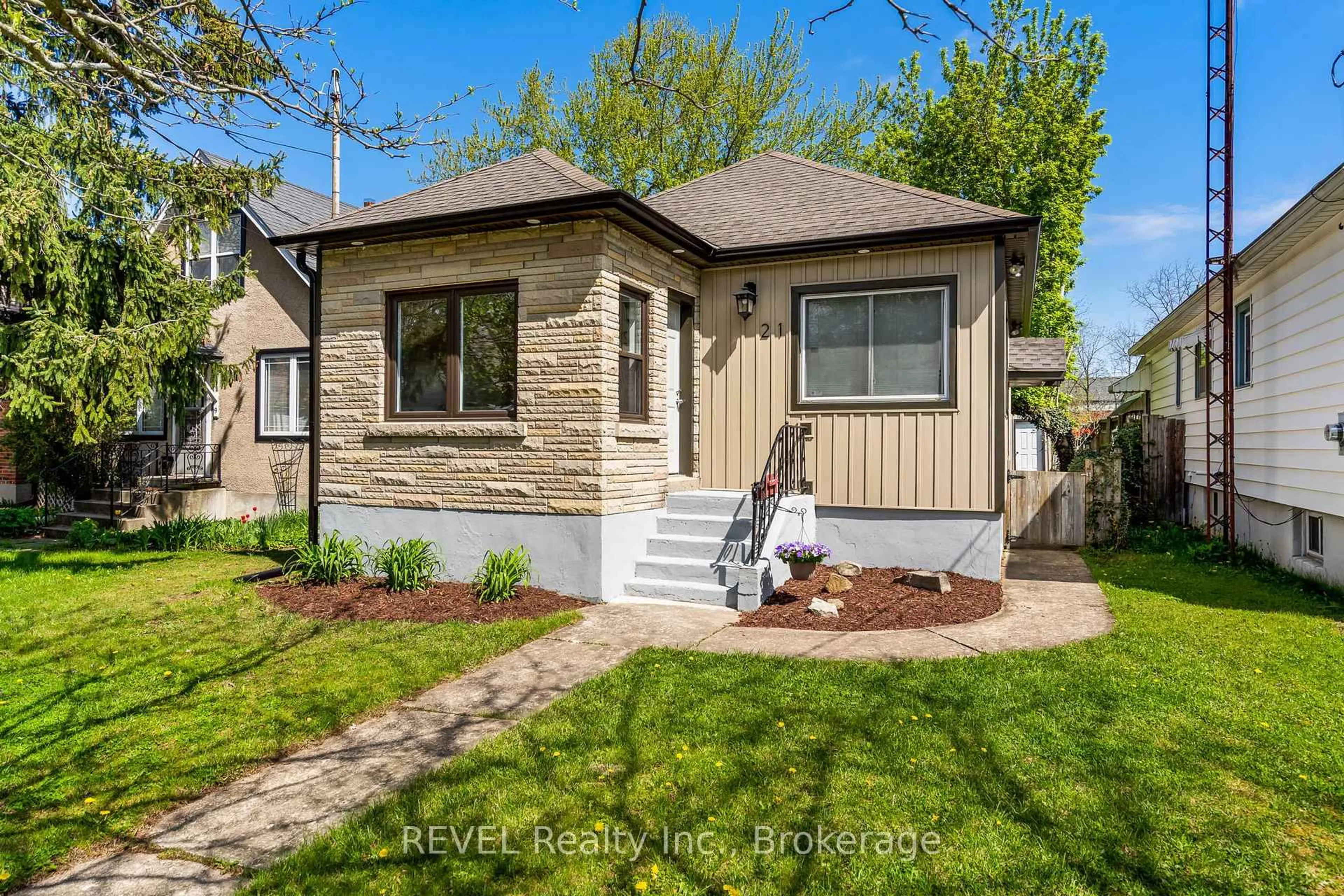 Home with brick exterior material, street for 21 Hamilton St, St. Catharines Ontario L2S 1K5