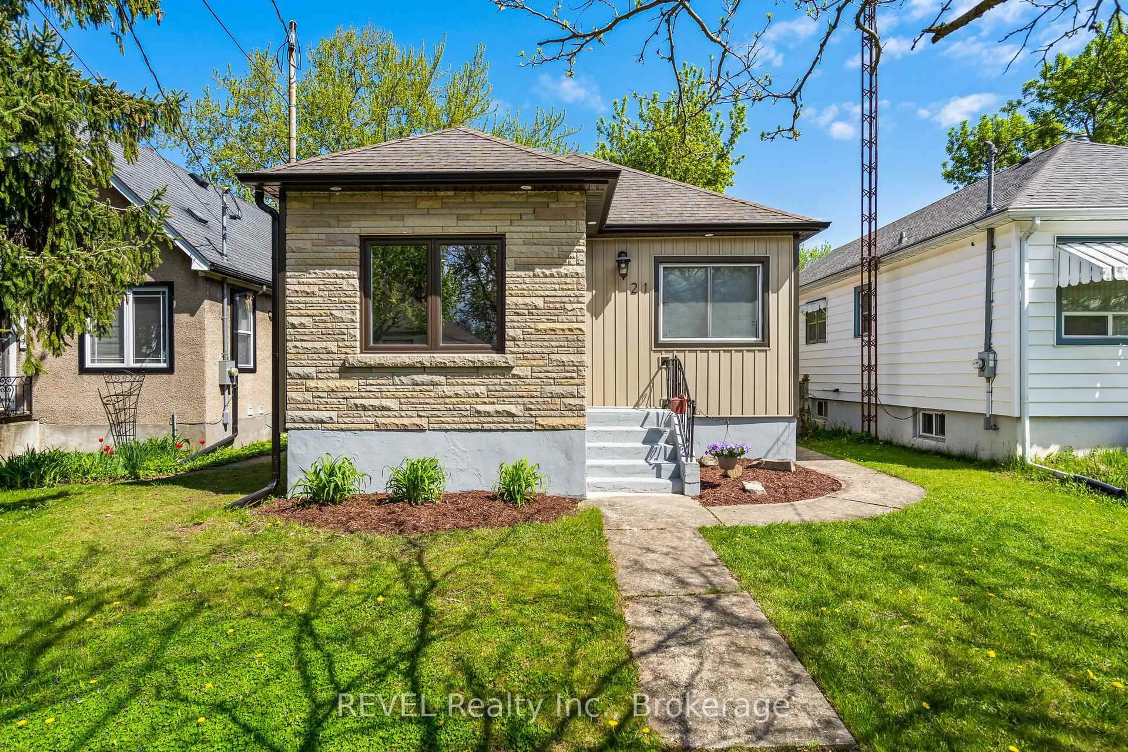 Home with brick exterior material, street for 21 Hamilton St, St. Catharines Ontario L2S 1K5