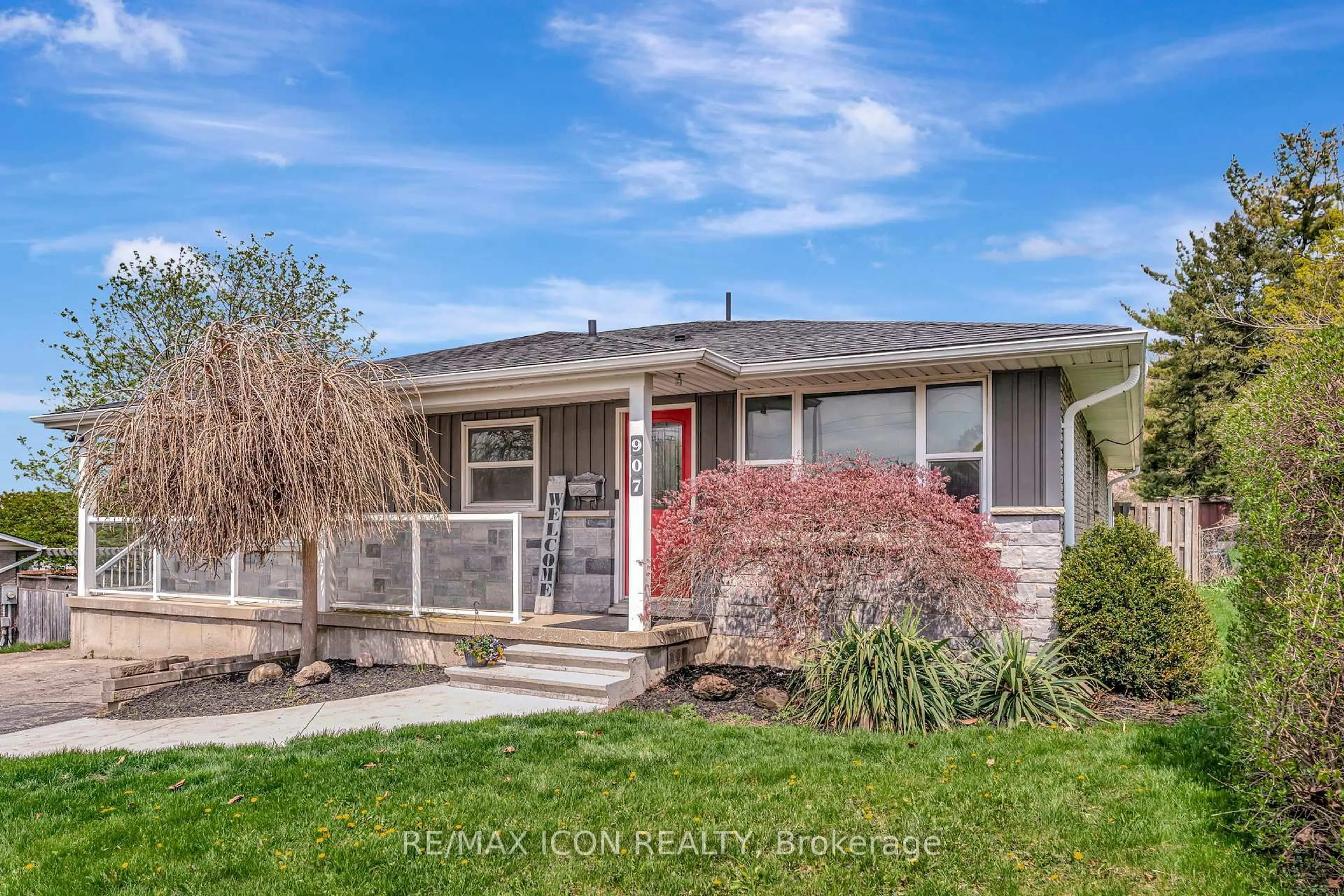 Home with vinyl exterior material, street for 907 Lincoln Dr, Woodstock Ontario N4S 2N2