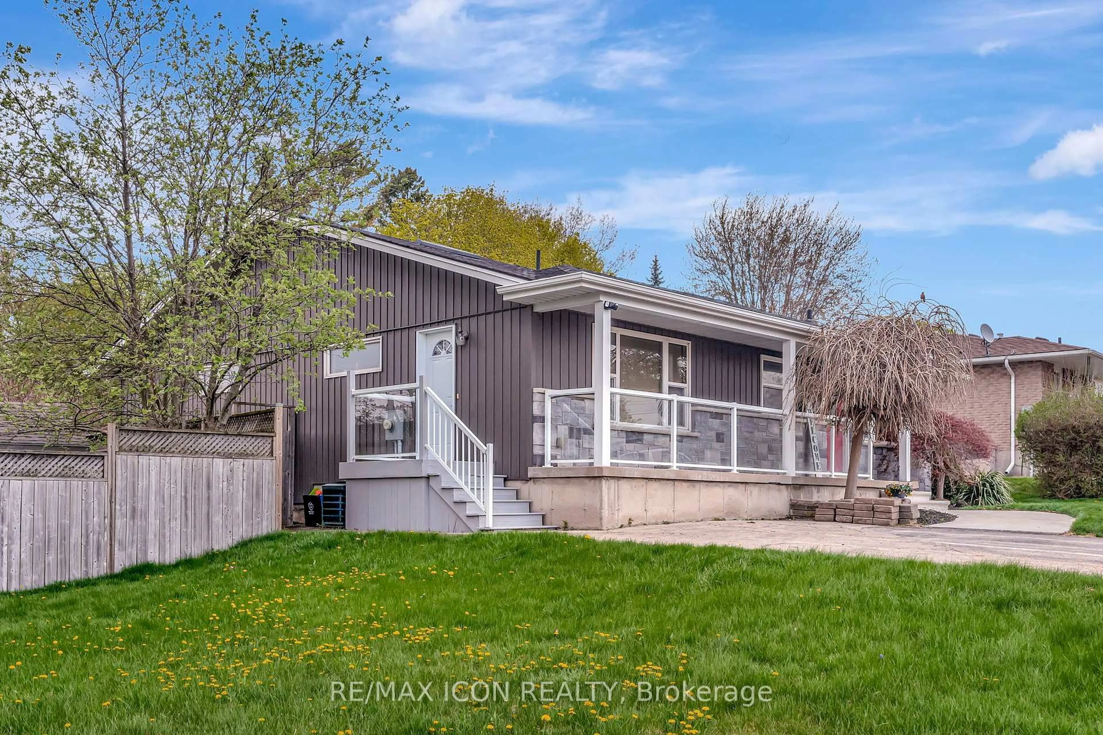 Home with vinyl exterior material, street for 907 Lincoln Dr, Woodstock Ontario N4S 2N2