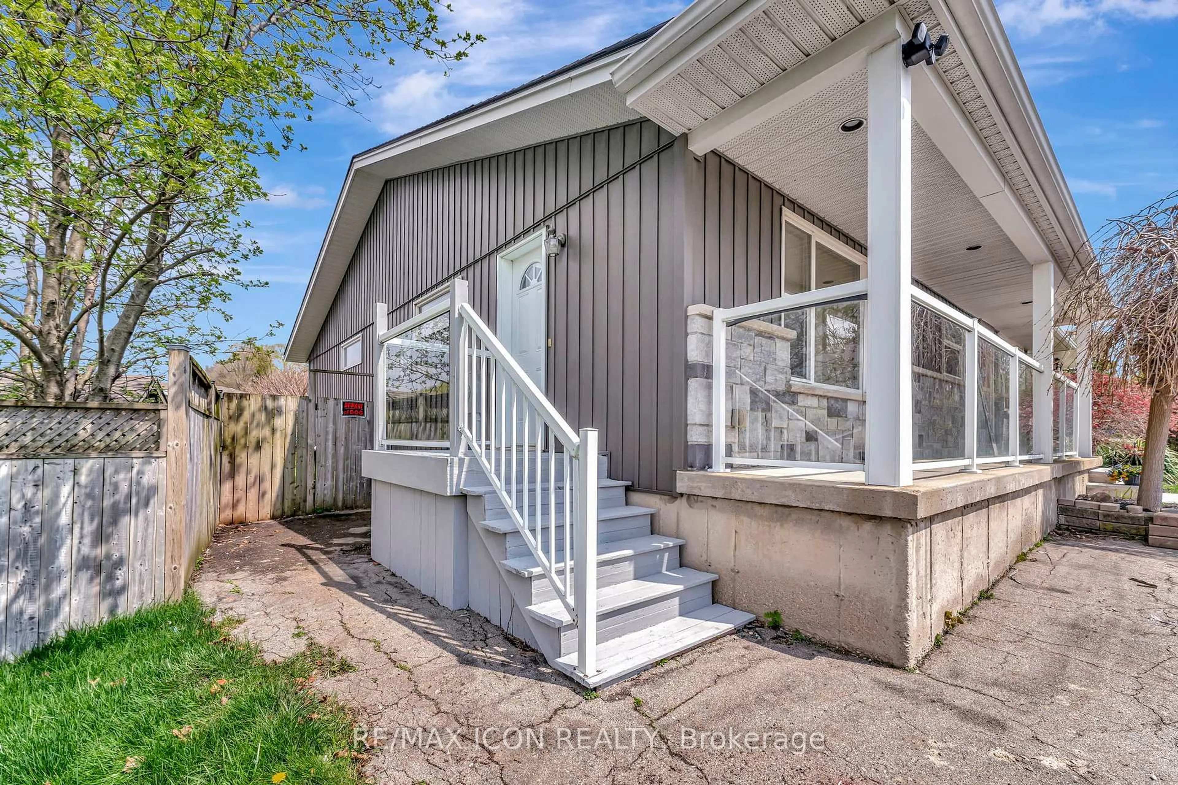 Home with vinyl exterior material, street for 907 Lincoln Dr, Woodstock Ontario N4S 2N2