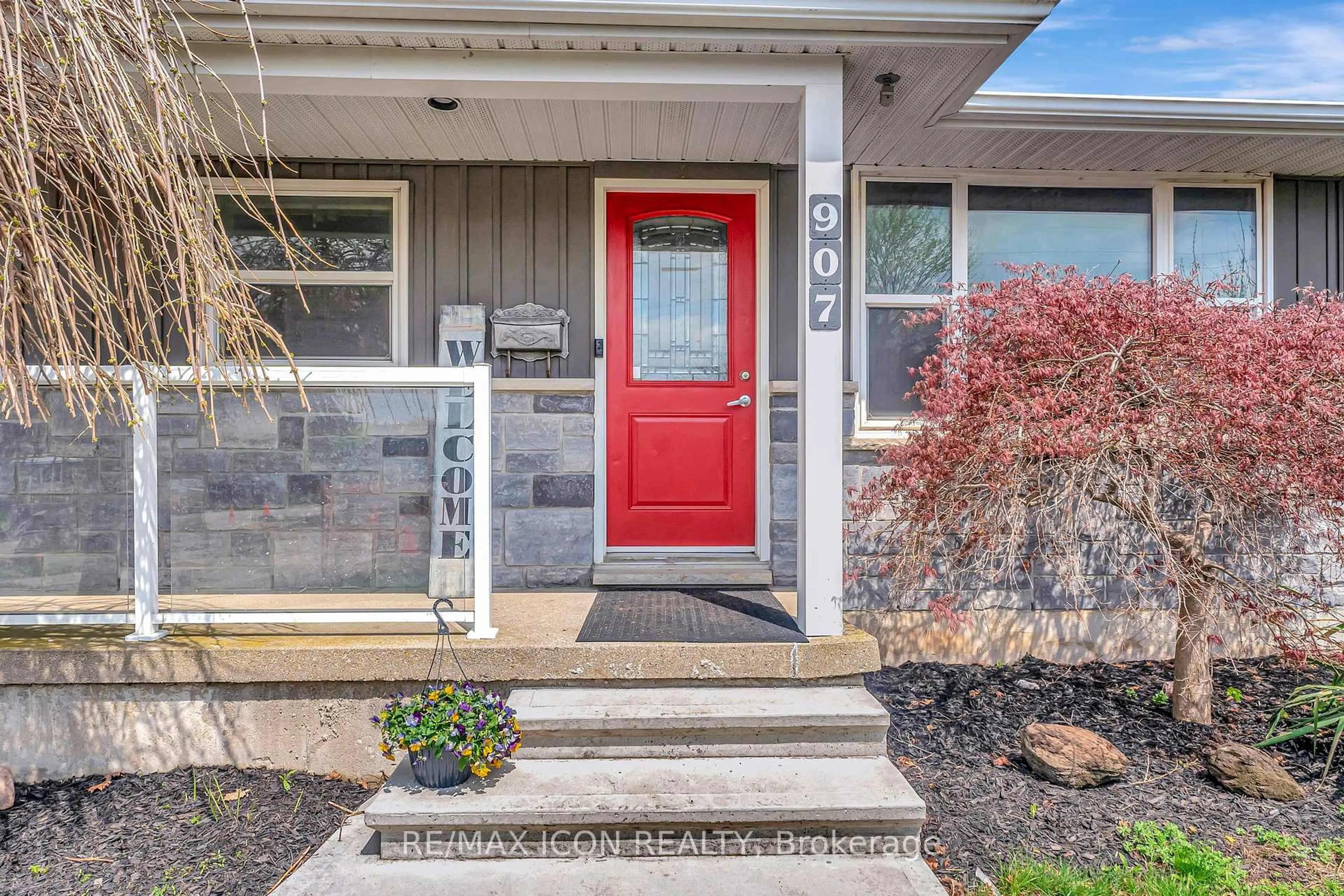 Indoor entryway for 907 Lincoln Dr, Woodstock Ontario N4S 2N2