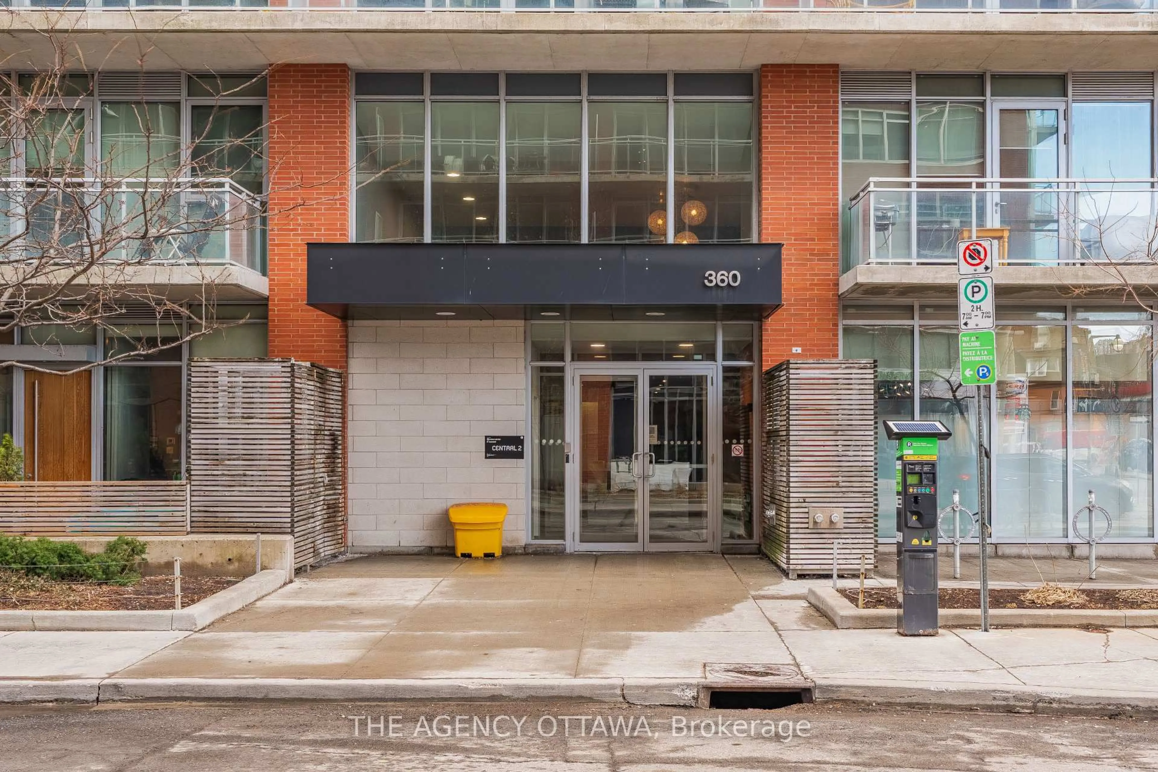 Indoor foyer for 360 Mcleod St #620, Ottawa Ontario K2P 1A9