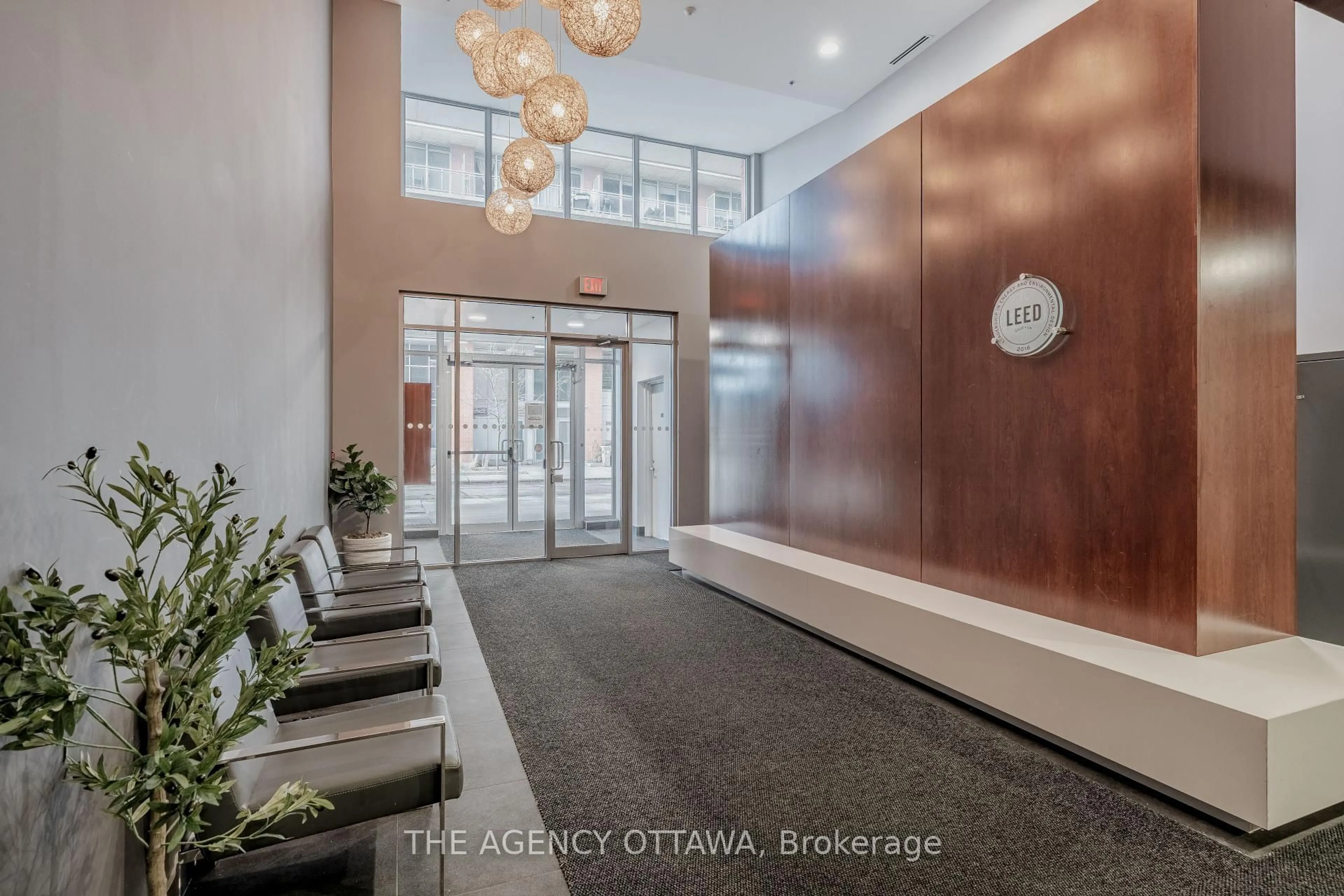 Indoor foyer for 360 Mcleod St #620, Ottawa Ontario K2P 1A9