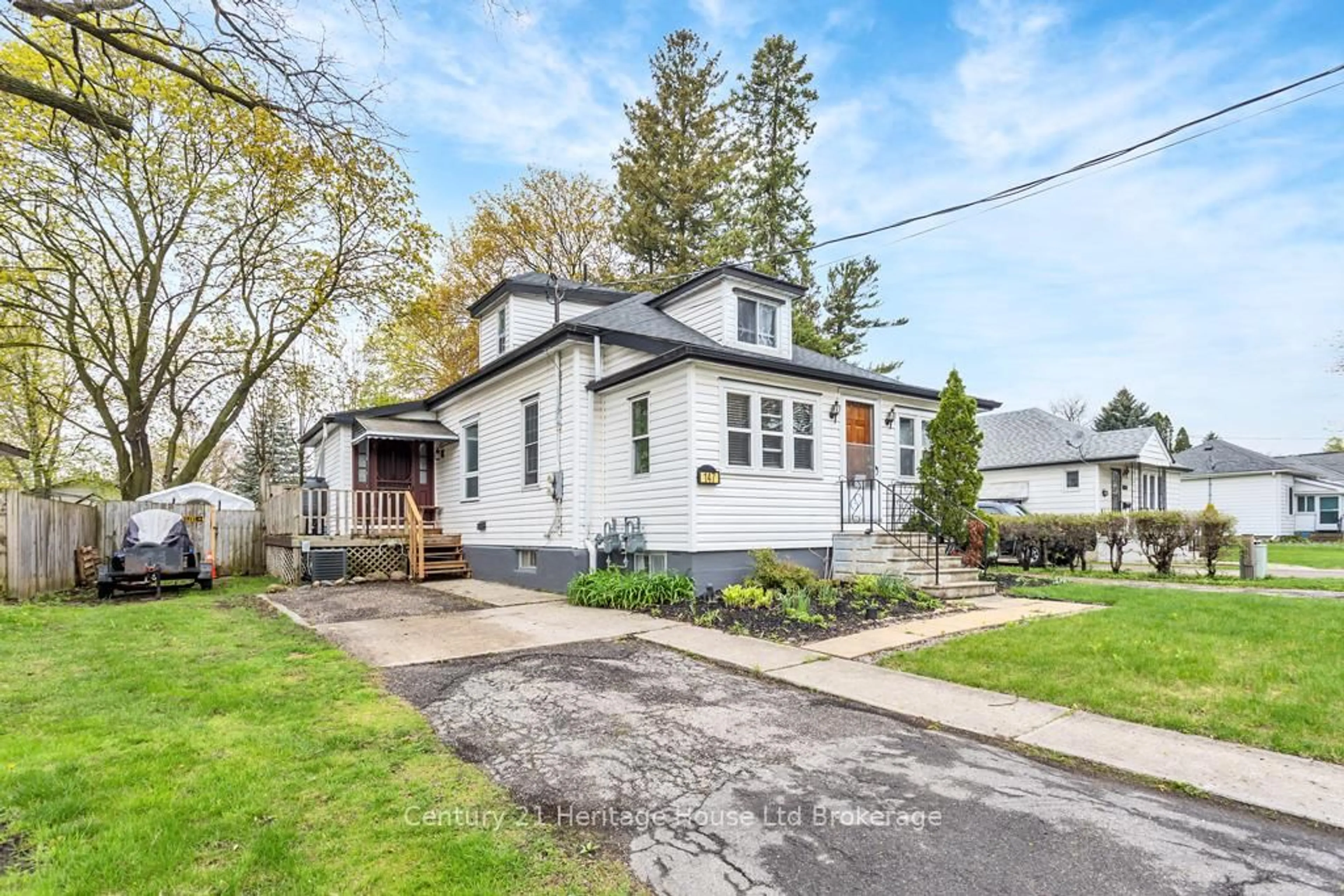 Home with vinyl exterior material, street for 147 Sydenham St, Woodstock Ontario N4S 7B7