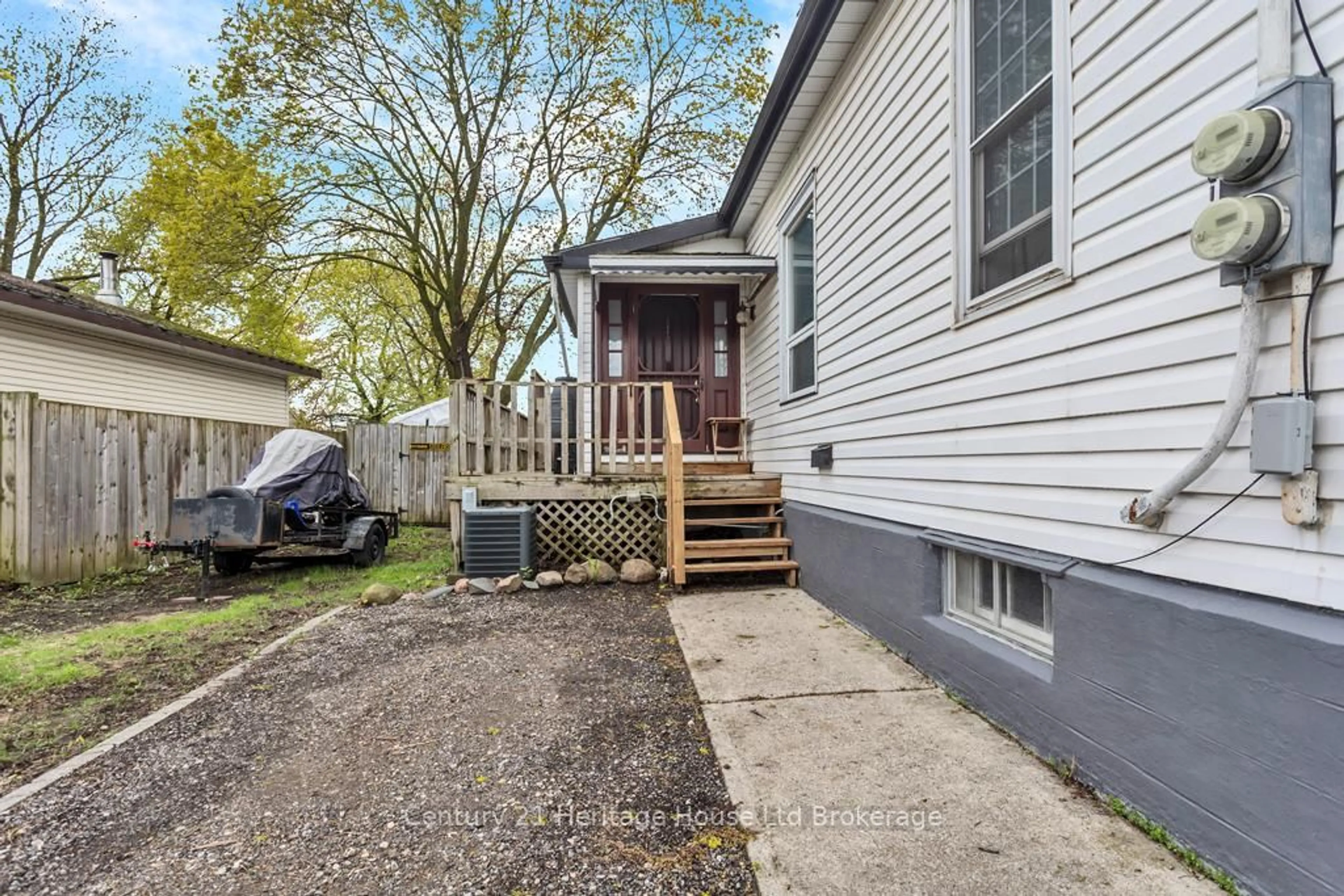 Patio, street for 147 Sydenham St, Woodstock Ontario N4S 7B7