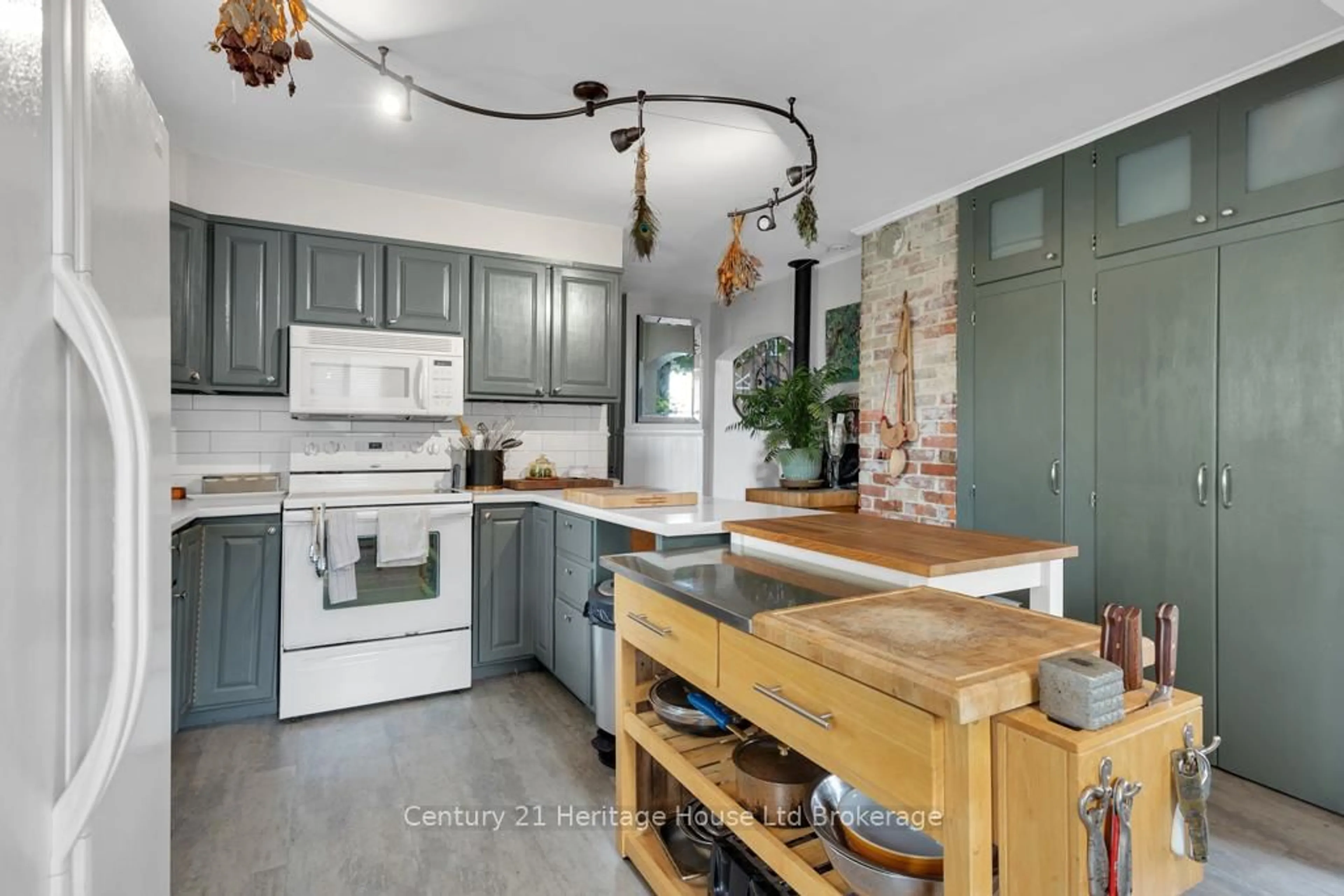 Open concept kitchen, unknown for 147 Sydenham St, Woodstock Ontario N4S 7B7
