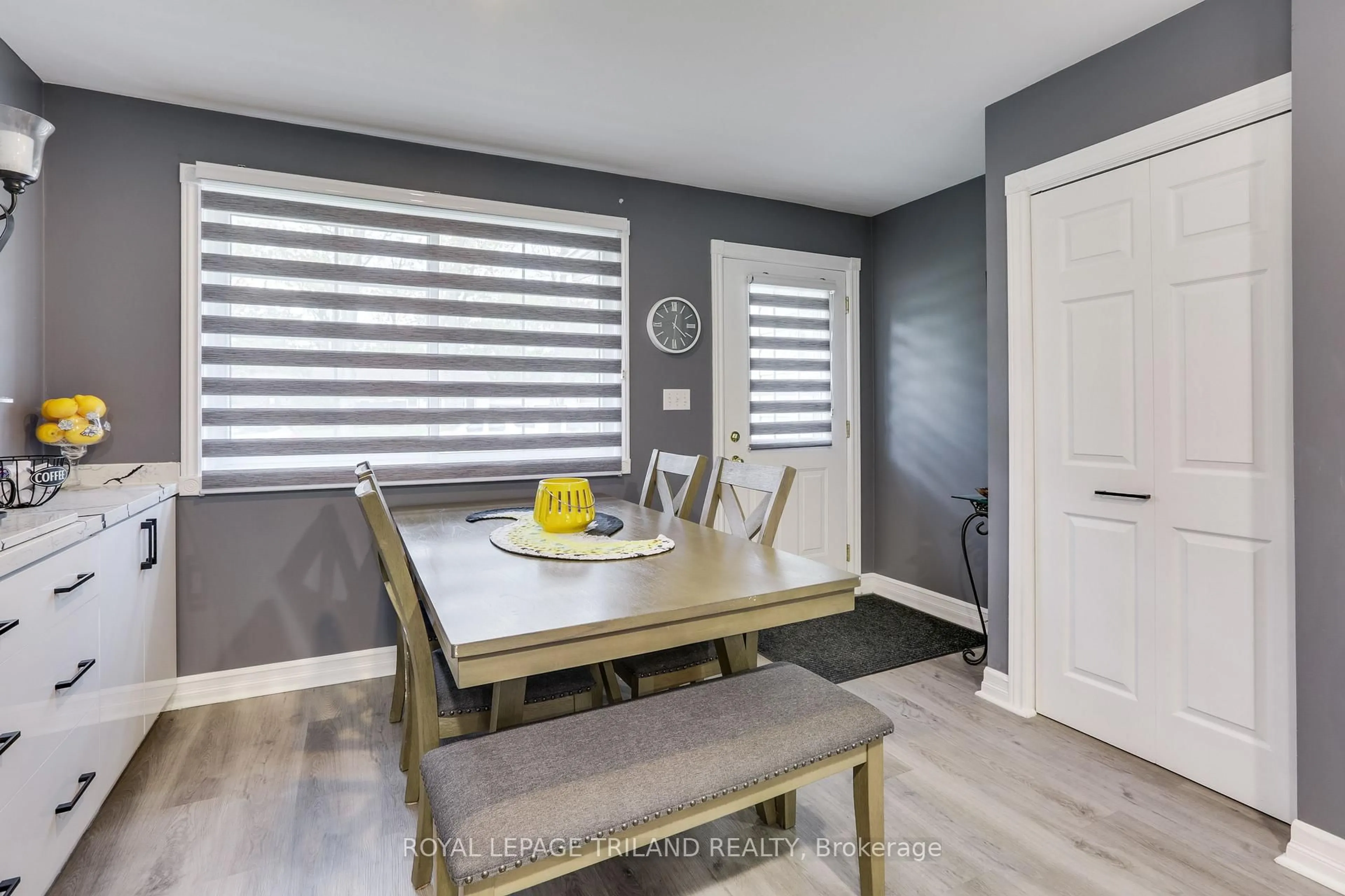 Dining room, wood/laminate floor for 81 John St, Warwick Ontario N0M 2S0