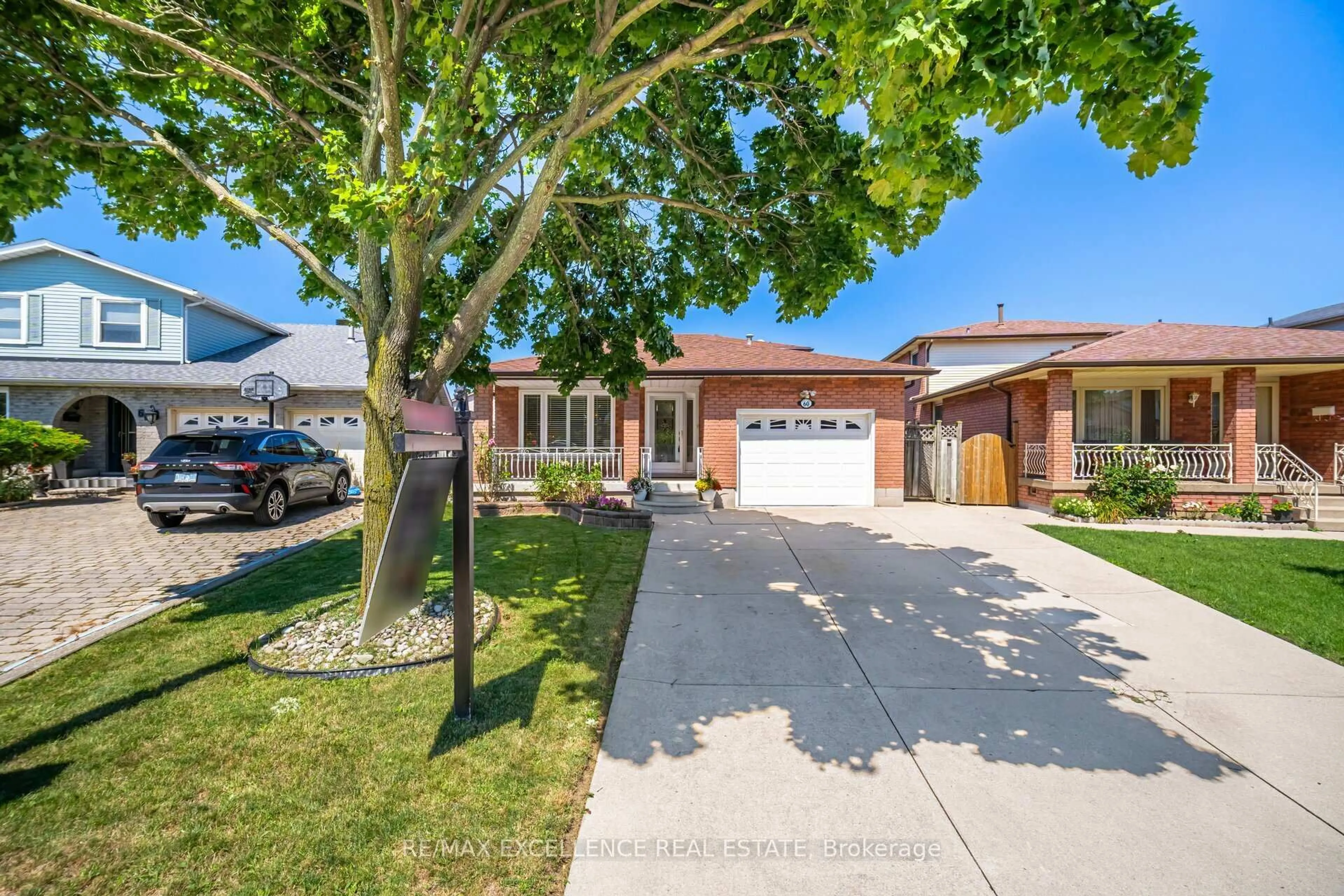 A pic from outside/outdoor area/front of a property/back of a property/a pic from drone, street for 60 Indian Cres, Hamilton Ontario L8V 4X5