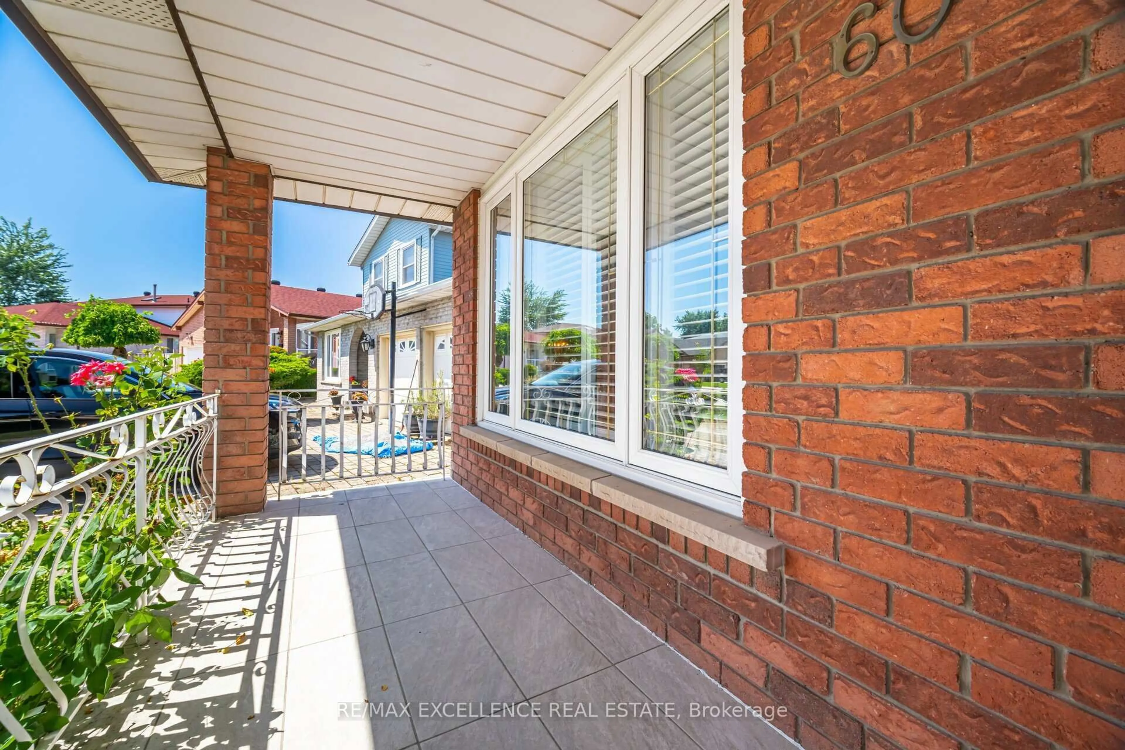 Patio, street for 60 Indian Cres, Hamilton Ontario L8V 4X5