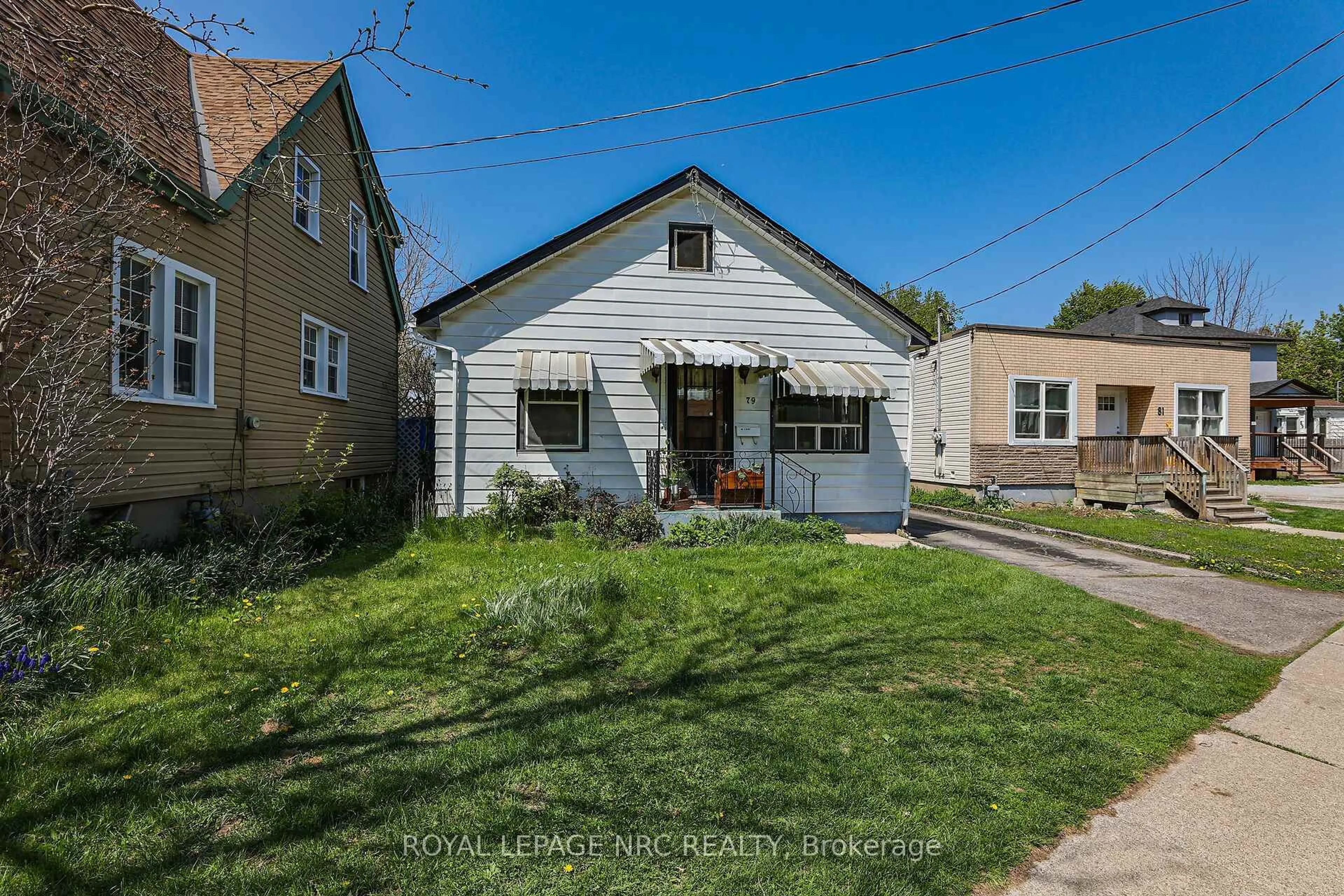 A pic from outside/outdoor area/front of a property/back of a property/a pic from drone, street for 79 Carlton St, St. Catharines Ontario L2R 1R1