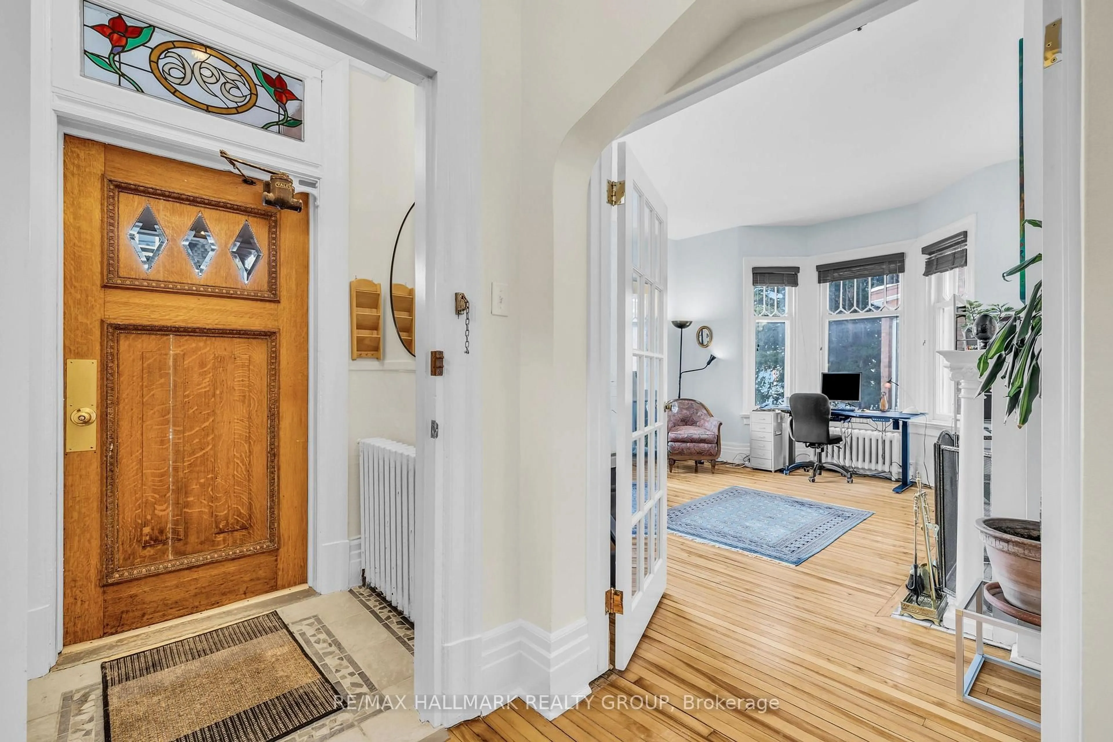 Indoor entryway for 396 Daly Ave, Ottawa Ontario K1N 6H2